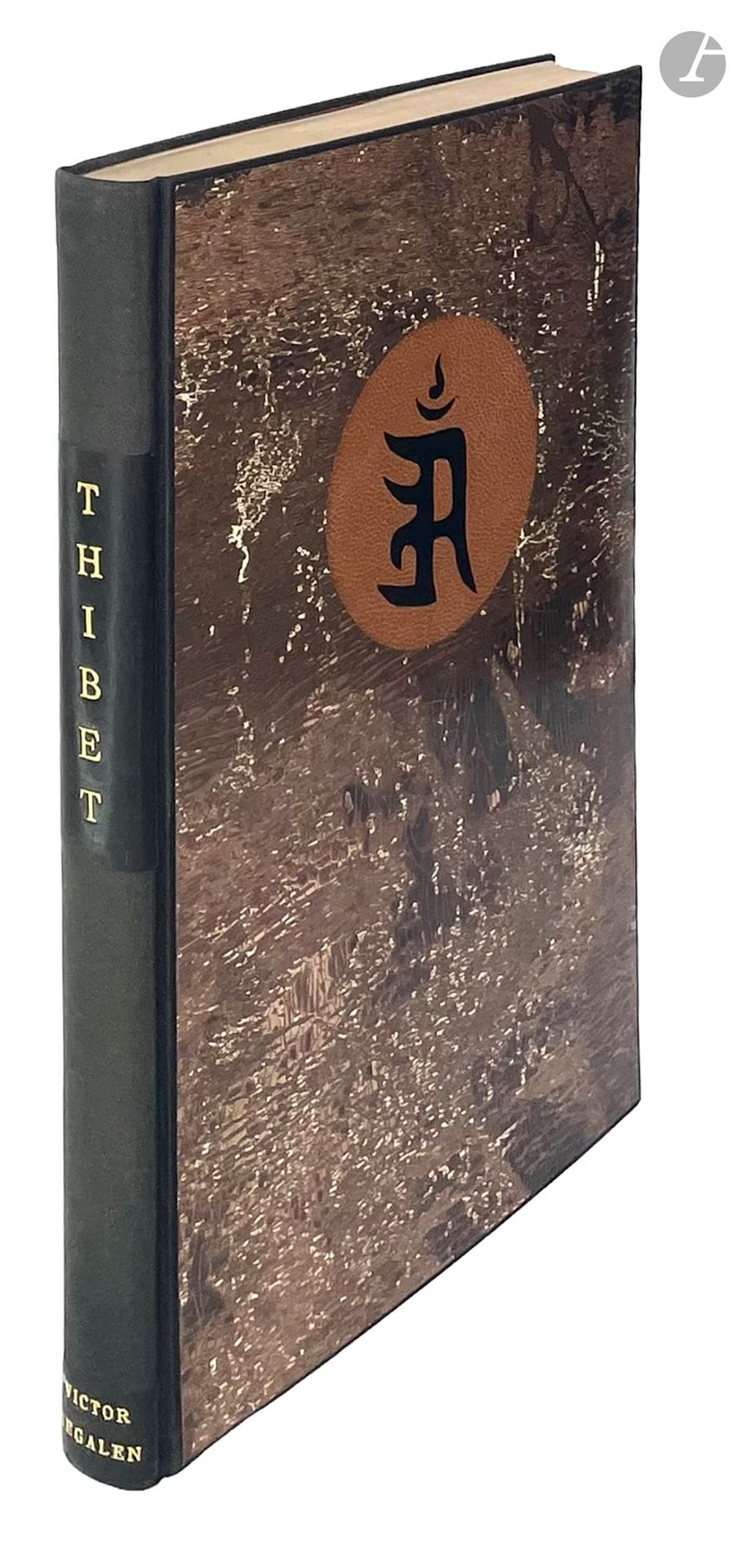 SEGALEN (Victor).
Thibet.
Paris : Mercure de France, 1979. —In-8, toile noire à la Bradel, plats recouverts de papier glacé décoré dans les tons marron, large pastille de chagrin havane orné d'une lettre en caractère tibétain en box noir collé, dos lisse orné de deux pièces de box noir comprenant le titre et le nom de l'auteur, tête dorée, non rogné, couverture et dos conservés (C. Honnelaître).
Seconde édition en grand partie originale, contenant les 58 séquences de cette œuvre inachevée de Victor Segalen rédigée entre le 24 juillet 1917 et le 12 novembre 1918. 

Le poème célèbre les sommets himalayens et rend hommage aux voyageurs tout en décrivant un Tibet originel, inaccessible dans le temps et l'espace. Avec cinquante-huit séquences, il se distingue par son ton lyrique et une structure rythmée, mêlant vers longs et ennéasyllabes. Segalen s'affirme personnellement dans cette œuvre, cherchant à traduire l'essence du Tibet par le chant. Bien que « Thibet » soit considéré comme en marge de ses précédentes œuvres sur la Chine et que son inachèvement soulève des débats, il impressionne par son audace et sa singularité poétique. (cf. site « Association Victor Segalen » à l'article « Thibet ».)

L'édition originale de 1963 ne proposait que 38 des 58 séquences. Celle-ci en propose l'intégralité ; elle fut publiée à partir du manuscrit original de l'auteur, présentée et annotée par Michael Taylor.

Un des 40 exemplaires numérotés sur vergé d'Arches Arjomari, seul tirage sur grand papier. Celui-ci un des 10 hors commerce (n° MF 7).

Très bel exemplaire relié par Claude Honnelaître.