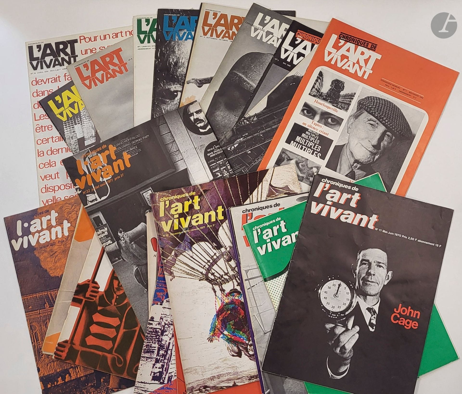 [REVUE].
Chroniques de l'art vivant.
Paris : Maeght, 1968-1973. - 58 volumes in-4, agrafés.
Collection complète des 58 numéros de cette célèbre revue lancée par Adrien Maeght et dirigée par Jean Clair. Elle parut en 2 séries, la première en 36 numéros de 1968 à 1973, comprenant un numéro 1bis, et la seconde en 22 numéros, dans un format légèrement plus petit, de 1973 à 1975, soit les numéro 36 à 57. Exemplaires très bien conservés, bien complet du numéro 1bis.