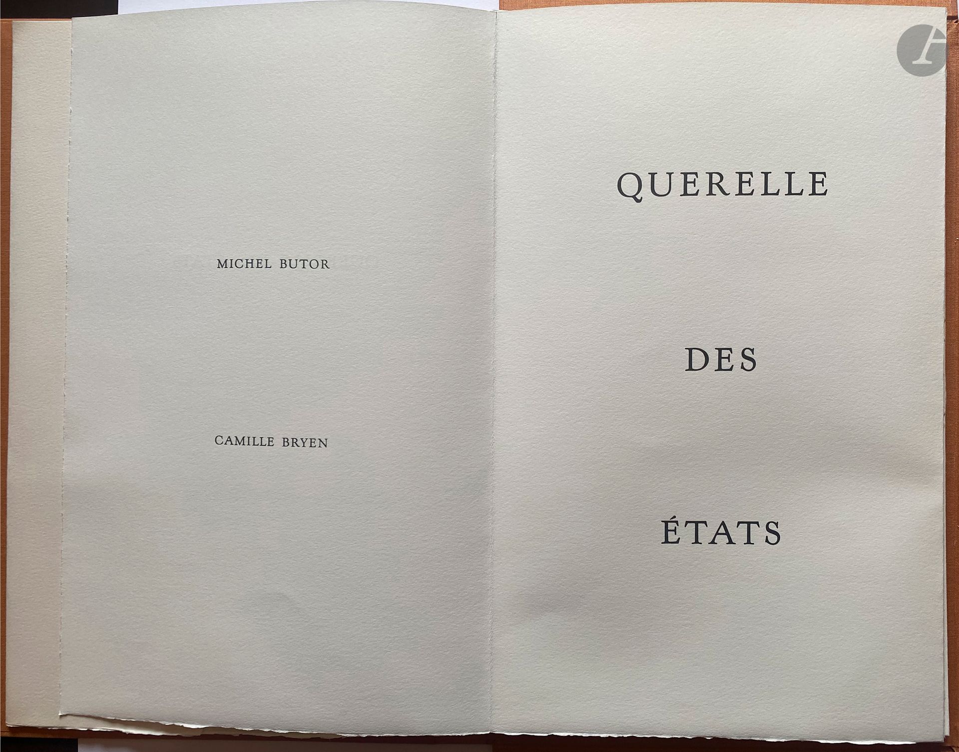 BRYEN (Camille) - BUTOR (Michel).
Querelle des États.
Vaduz : Brunidor, 1973. — In-folio, 403 x 251. En feuilles, couverture rempliée, emboîtage en toile orange de l'éditeur.
Édition originale de ces « contes de fées en poudre », illustrée de 5 triptyques dépliants gravés à l'eau-forte et à l'aquatinte en couleurs par le peintre et poète Camille BRYEN (1907-1977). L'ouvrage fut mis en pages par Robert Altmann et les auteurs.

Tirage unique à 85 exemplaires sur vélin de Rives, signés à la justification par l'auteur et l'artiste. Celui-ci est l'un des 50 numérotés en chiffres arabes, portant le numéro 1.

Il s'agit de l'exemplaire de Robert Altmann, enrichi sur la page de justification d'un envoi de l'artiste : « Pour Altmann ami des amusées // amicalement // Bryen. »

Exemplaire très bien conservé. De petites taches sur l'emboîtage.