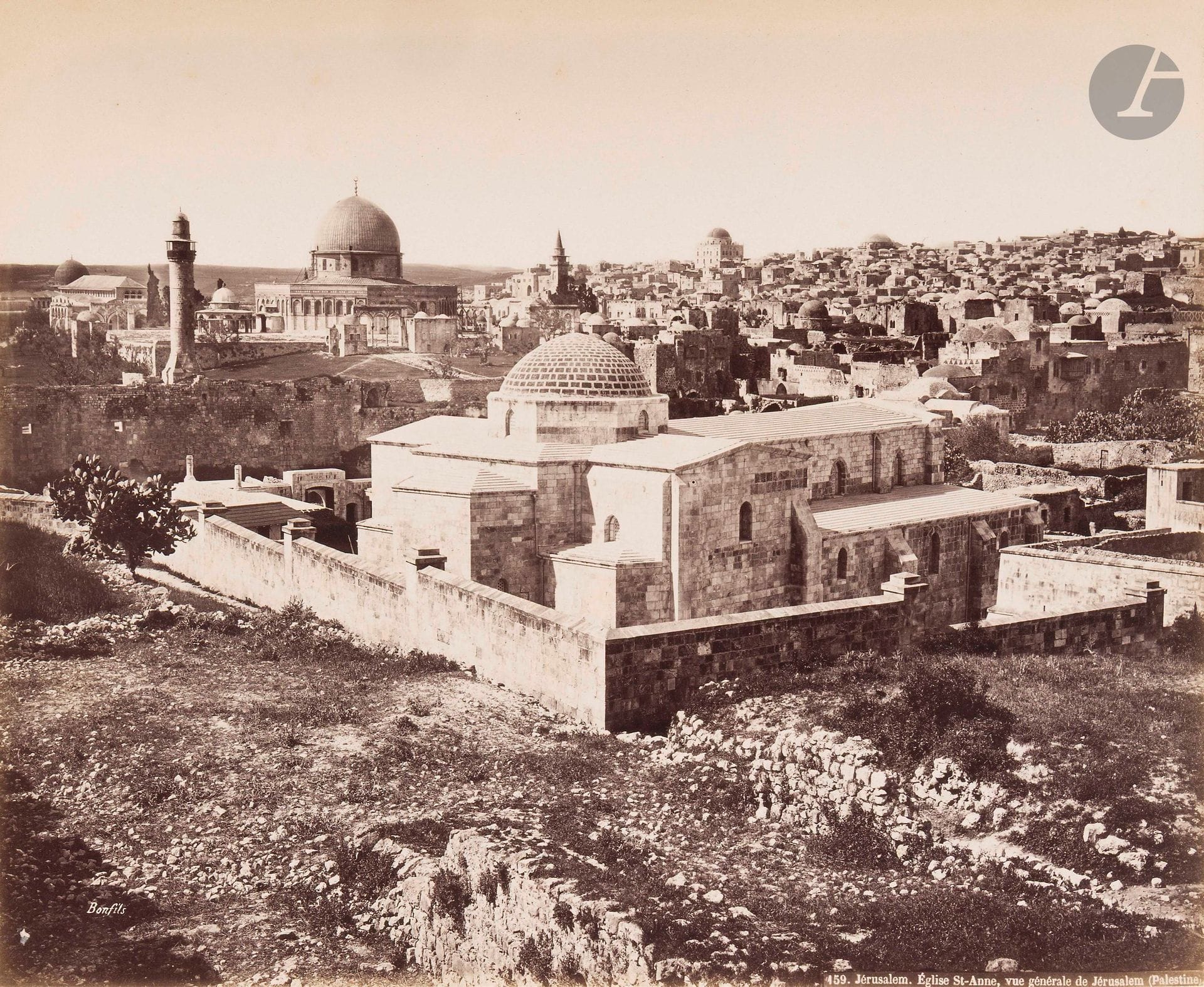 [PHOTOGRAPHIES - TERRE-SAINTE] 
Félix BONFILS (1831-1885) 
Ensemble de 36 épreuves sur papier albuminé contrecollées sur carton. 
Parmi ces photographies : Vue générale de Jérusalem, le Mur où les juifs vont pleurer, le tombeau de David, le tombeau d’Absalom, vue générale de l’emplacement du temple, Mont des Oliviers, le Jourdain, Tour de David, tour Antonia, murs et porte dorée, etc. Légendes, signature ou crédit du photographe dans les négatifs en bas. Palestine, circa 1870. 
Épreuves : 22 x 28 cm - Cartons : 33 x 50 cm
Bel état de conservation pour les épreuves et bons contrastes. 
(Cartons légèrement jaunis et empoussiérés). 
On joint : 
Le numéro de la revue Caméra de Mars 1981, consacré à Félix, Lydie et Adrien Bonfils.




Mots clés :
judaïca, juif, juive, hébreux, rabbins, jewish, torah, hebrew, hebraica, judaisme, synagogue, sionisme, pessah, pessach, haggada, haggadah, hagada, hagadah, passover, menora, menorah, hannuka, hannuca, hannoucca, hanouccah, torah, juden, israélite, Israël, antisemitism, antisémitisme, dreyfus, meguila, sepharade, sefarad, ketouba