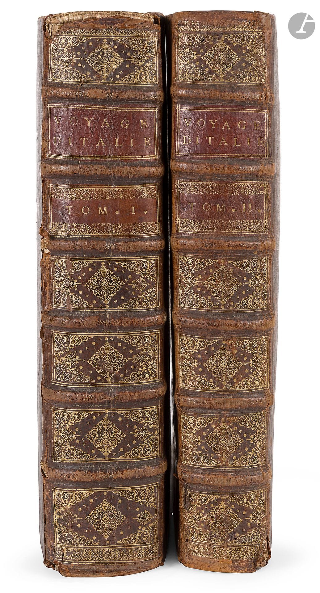 [MANUSCRIT - VOYAGE].
Voyage d’Italie 1700.
S.l., début XVIIIe. — 2 volumes in-folio, 422x270: 332 pp., 23 planches; pp. 330-841. Veau brun, dos à nerfs orné, roulette dorée intérieure, tranches mouchetées rouges (reliure de l’époque).

Manuscrit inédit et précieux de plus de 800 pages relatant le voyage en Italie d’un jeune homme d’une vingtaine d’années, resté anonyme. Ce récit, écrit avec une érudition remarquable, commence par une déclaration intime:

«Une de mes plus fortes inclinations, a touiours esté celle de voyager; de tous les pays que l’Europe offroit à ma curiosité, nul ne m’a jamais parû plus capable de la remplir que Rome et l’Italie; Les descriptions superbes et pompeuses que j’en avois lües, les idées extraordinaires dont un Pape et des Cardinaux remplissent l’esprit, et sur tout un désir ardent de voir des lieux que la lecture des auteurs et des poëtes me rendoit familiers, contribuerent beaucoup à me donner envie de faire ce voyage; J’estois sur le point d’entrer dans ma vingtième année, mes études de philosophie et de droit finies, je crûs ne pouvoir mieux employer ces premiers temps de la jeunesse ou mon esprit incertain ne sçavoit à quoy se déterminer, que dans un voyage utile et agréable. J’esperois que les accidens auxquels on se trouve exposé quand on est hors de son pays, et la connoissance des mœurs et des genies des differens peuples chez qui je passerais, me mettroient en estat de faire de solides reflexions, et d’embrasser à mon retour un estat de vie avec plus de raison et de jugement.»

Parti de Paris le 12 janvier 1700, ce jeune voyageur traverse la France et l’Italie, passant par Fontainebleau, Nevers, Moulin, Lyon, Avignon, Marseille, Gênes, Florence, Rome, Venise, Milan, Turin, et bien d’autres villes. Chaque étape est décrite avec soin, mêlant observations sociales, historiques et personnelles.
Il consacre la part la plus importante de son récit à Rome, où il arrive le 23 mars 1700 et qu’il quitte le 1er janvier 1701. La ville, ses monuments et ses alentours y sont peints avec une grande précision, enrichis de digressions historiques qui témoignent de sa profonde culture. Il séjourne également longuement à Venise, du 25 janvier au 10 février, où il dépeint avec la même rigueur la cité des doges.

On peut noter cet intéressant passage sur la commedia dell’arte, qu’il écrit en rapport à l’étape qu’il fit à Bergame: «Le patois Bergamasque est si ridicule que tous les arlequins qui dans les comédies italiennes font les rôlles de valets, s’en servent; cela me donne lieu de faire une petite remarque sur les Comédies, ce sont toujours les mêmes acteurs, et chacun y parle son langage particulier; le Docteur se sert du Bolonois; Le Pantalon affecte le venitien; Le Scaramouche est napolitain; Les Amants et Les maîtresses romains; Arlequin Bergamasque, et le polichinelle genois; en sorte qu’on ne peut bien entendre une comédie italienne si l’on ne possède tout à la fois ces différens langages; Il est vray que tout est italien, mais il y a la même différence que celle qui se trouve entre la manière dont on parle parmi le beau monde de Paris, et celle dont on parle en Gascogne, ou dont le menu peuple de Normandie se sert pour s’exprimer» (pp. 806-807).

Son périple s’acheva le 21 mars 1701.

L’auteur a enrichi son récit de 44 très belles gravures dépliantes, issues de divers recueils de la fin du XVIIe siècle, dont 32 sont collées sur toile. Ces gravures concernent surtout Rome et ses alentours.

Sur la provenance et l’identité de l’auteur, on trouve cette note sur la première garde du premier volume: «Ce récit provient de la bibliothèque de Madame de Paillot, née Hélène de l’Horme veuve du colonel Anatole de Paillot, décédée au château de Ternan, près Pont-de-Vaux (Ain) le 10 mars 1926. Elle le tenait pour avoir été rédigé par un membre de la famille de Paillot. Il m’a été donné par elle en […]. Joseph Roserot de Melin.»

Joseph Roserot de Melin (1879-1968) était archiviste paléographe, membre de l’École française de Rome de 1919 à 1921.

Frottements aux reliures, fentes à deux charnières, coiffe de tête du premier volume abîmée avec manques, coins émoussés. Déchirures sans manques à plusieurs gravures, certaines présentant des mouillures. Salissures à plusieurs feuillets.

Provenance:
famille Paillot. - Joseph Roserot de Melin.