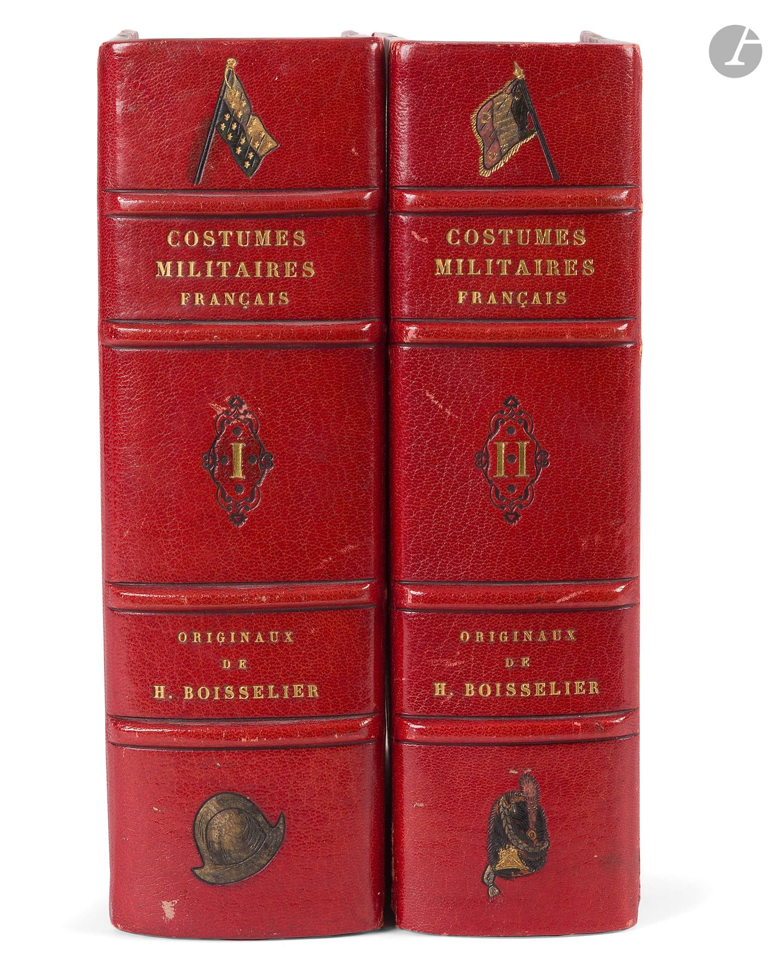 BOISSELIER
Costumes militaires français.
S.l., vers 1920-30. — 2 forts volumes in-4, 292x255. Demi-maroquin rouge à coins, dos à nerfs ornés d’attributs militaires mosaïqués, têtes dorées (Yseux sr Thierry-Simier).

Recueil exceptionnel de 435 aquarelles originales réalisées par Henry BOISSELIER (1881-1959), l’un des plus grands illustrateurs militaires du XXe siècle, spécialiste des uniformes historiques. Ces dessins furent exécutés sous la direction du médecin capitaine Ravaud.

Dans ce recueil, l’artiste propose un panorama complet des uniformes militaires français, depuis l’époque gauloise jusqu’à la Première Guerre mondiale. L’exemplaire comprend un faux titre manuscrit, un titre illustré, ainsi que 20 parties regroupant 435 dessins aquarellés, dont 20 faux titres, et 33 gravures.

Elles sont organisées comme suit:
- Guerriers gaulois. Soldats gallo romains: faux titre illustré et 9 dessins de costumes.
- Soldats francs, mérovingiens, carolingiens: faux titre illustré et 7 dessins.
- Les Féodaux de Hugues-Capet à Philippe-Auguste: faux titre illustré et 13 dessins.
- Les Féodaux de Philippe-Auguste à la Guerre de Cent-Ans: faux titre illustré, 15 dessins et un portrait gravé (LOUIS IX par Ridé d’après Naigeon, manière noire en couleurs, 1789).
- Les Féodaux. La Guerre de Cent Ans: faux titre illustré, 36 dessins et un portrait gravé (OLIVIER DE CLISSON par Ridé d’après Sergent, manière noire en couleurs, 1788).
- Les Guerres d’Italie. Charles VIII-François I: faux titre illustré, 25 dessins et 4 portraits gravés (LOUIS XII, par Morret d’après Naigeon, manière noire en couleurs, 1789. - ANNE DE MONTMORENCY, gravure ancienne non signée, peinte. - CHARLES, duc de Bourbon, gravé par Gasper Bouttats (XVIIe). - FRANÇOIS Ier, par Madame de Cernal d’après Sergent, manière noire en couleurs, 1790).
- Les Guerres de religion: faux titre illustré et 14 dessins.
- L’Armée de Henri IV 1589-1610: faux titre illustré et 6 dessins.
- L’Armée de Louis XIII: faux titre illustré, 12 dessins et 3 portrais gravés (RICHELIEU gravé par Schellenberger. - FRANÇOIS DE L’HOSPITAL gravé par Moncornet. - HENRI D’ORLÉANS gravé par Moncornet).
- L’Armée de Louis XIV: faux titre illustré, 18 dessins et 7 portraits gravés dont 6 par Moncornet (LOUIS XIV. - HENRI DE LA TOUR D’AUVERGNE. - LOUIS DE BOURBON. - ANTOINE D’AUMONT DE ROCHEBARON. - HENRI DE LORRAINE. - ABRAHAM DUQUESNE) et un à la manière noire en couleurs (JEAN-BAPTISTE DE VALBELLE).
- L’Armée de Louis XV: faux titre illustré, 52 dessins et 3 portraits gravés (RENÉ DUGAY-TROUIN gravé par Madame de Cernel d’après Sergent, 1789. - COMTE DE FORBIN dessiné et gravé par Sergent, 1789. - MARÉCHAL DE SAXE, gravure avant la lettre non signée).
- L’Armée de Louis XVI: faux titre illustré, 16 dessins et une lithographie originale en noire de Scheffer (en tête du second volume).
- Les Armées de la 1re République: faux titre illustré, 21 dessins et 5 portraits (DUMOURIEZ. - ADAM PHILIPPE DE CUSTINE. - BONAPARTE (x 3 dont 2 en couleurs).
- Les Armées du 1er Empire: faux titre illustré, 48 dessins, 9 portraits gravés dont 8 de NAPOLÉON et un d’officiers, ainsi que 6 reproductions dont 5 de gravures et une d’une reliure.
- L’Armée de la Restauration: faux titre illustré et 31 dessins.
- L’Armée sous Louis Philippe: faux titre illustré et 17 dessins.
- L’Armée de la 2e République: faux titre illustré et 5 dessins.
- L’Armée sous Napoléon III: faux titre illustré et 40 dessins
- L’Armée de la 3e République: faux titre illustré et 19 dessins.
- Les Soldats de la Grande Guerre: faux titre illustré et 11 dessins.

Tous les dessins ont été réalisés sur papier fort et montés sur onglets. Ils sont tous signés et légendés par l’artiste.

Superbe exemplaire en reliure mosaïquée d’Yseux, enrichi à la fin d’une belle huile sur toile, montée sur onglet, signée du peintre de sujets militaires Albert Ferdinand LE DRU (1848-?), représentant un soldat dans une taverne (usures).

Quelques petits frottements d’usage aux reliures.