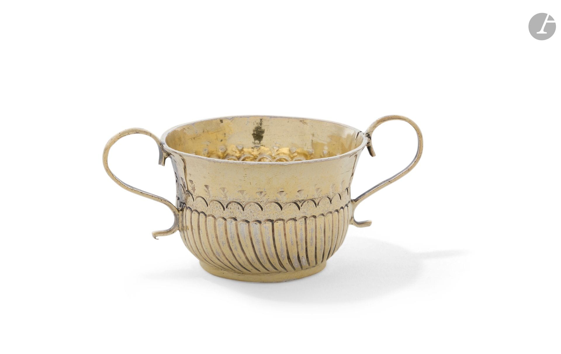 ANGLETERRE XVIIIe siècle
Porringer miniature en vermeil à deux anses en console, le corps repoussé aux deux tiers de côtes torses puis d'un rang de côtes feuillagées.
Pas de maître orfèvre, pas de lettre date
Poids : 17 g - diamètre : 4,1 cm - H. : 3,1 cm