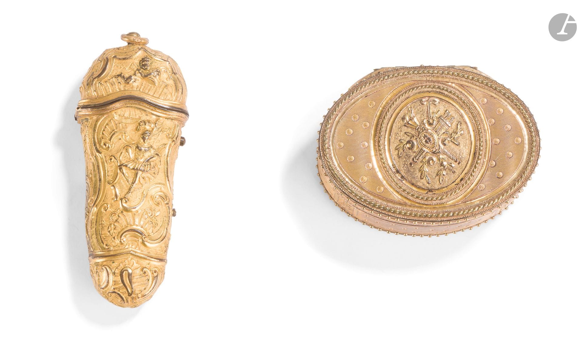 TRAVAIL DU XVIIIe SIECLE
Tabatière en pomponne d'époque Louis XVI, au modèle des boîtes en or : trophée d'armes, pastilles et fonds amatis. 
On y joint un étui à nécessaire anglais (circa 1750) vide de ses instruments.