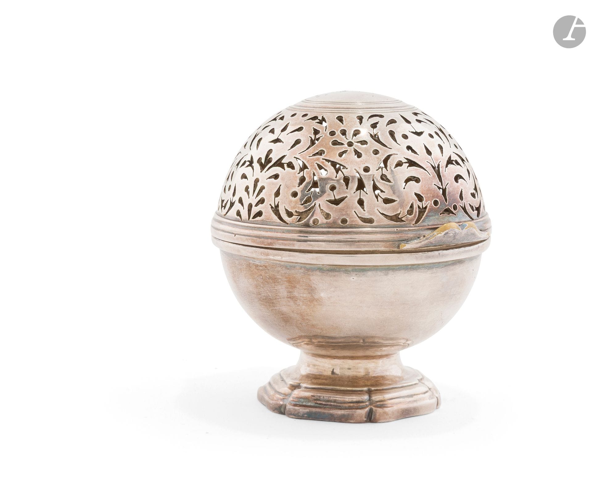 FRANCE 18th century
Antique silver-plated brass sponge ball, resting on a poly-lobed base molded with fillets, hinged lid, tongue opening, pierced with motifs of tulips, daisies, teardrops and dots.
Height: 10 cm