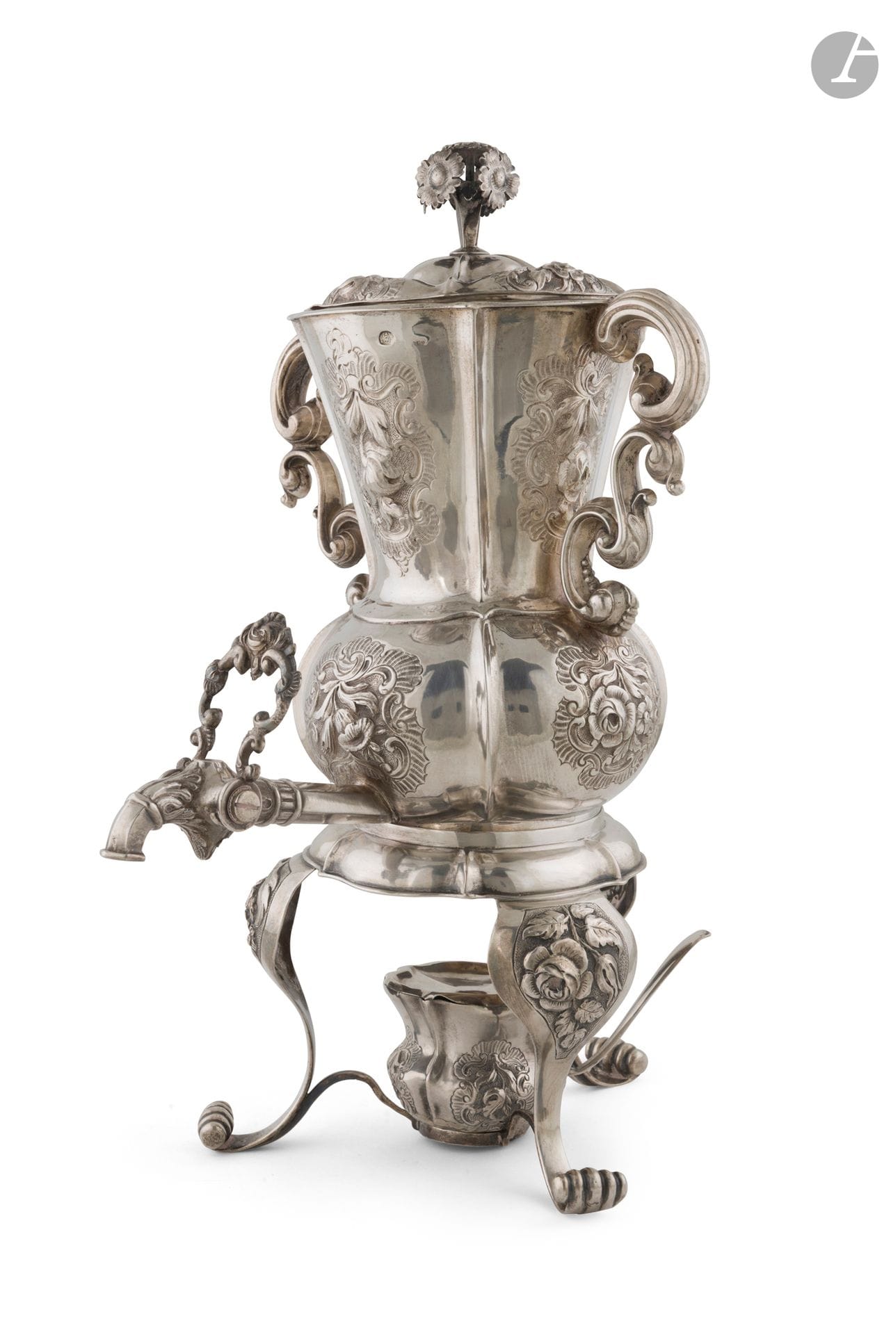 AUSTRIA HUNGARY: VIENNA 1847
Silver hot-water fountain complete with lamp resting on three scrolled feet. Rich repoussé pattern of floral motifs on the body, foot supports and lid topped with three flowers in a bouquet.
Weight: 1311 g - height: 35 cm
Condition : missing spout stop
