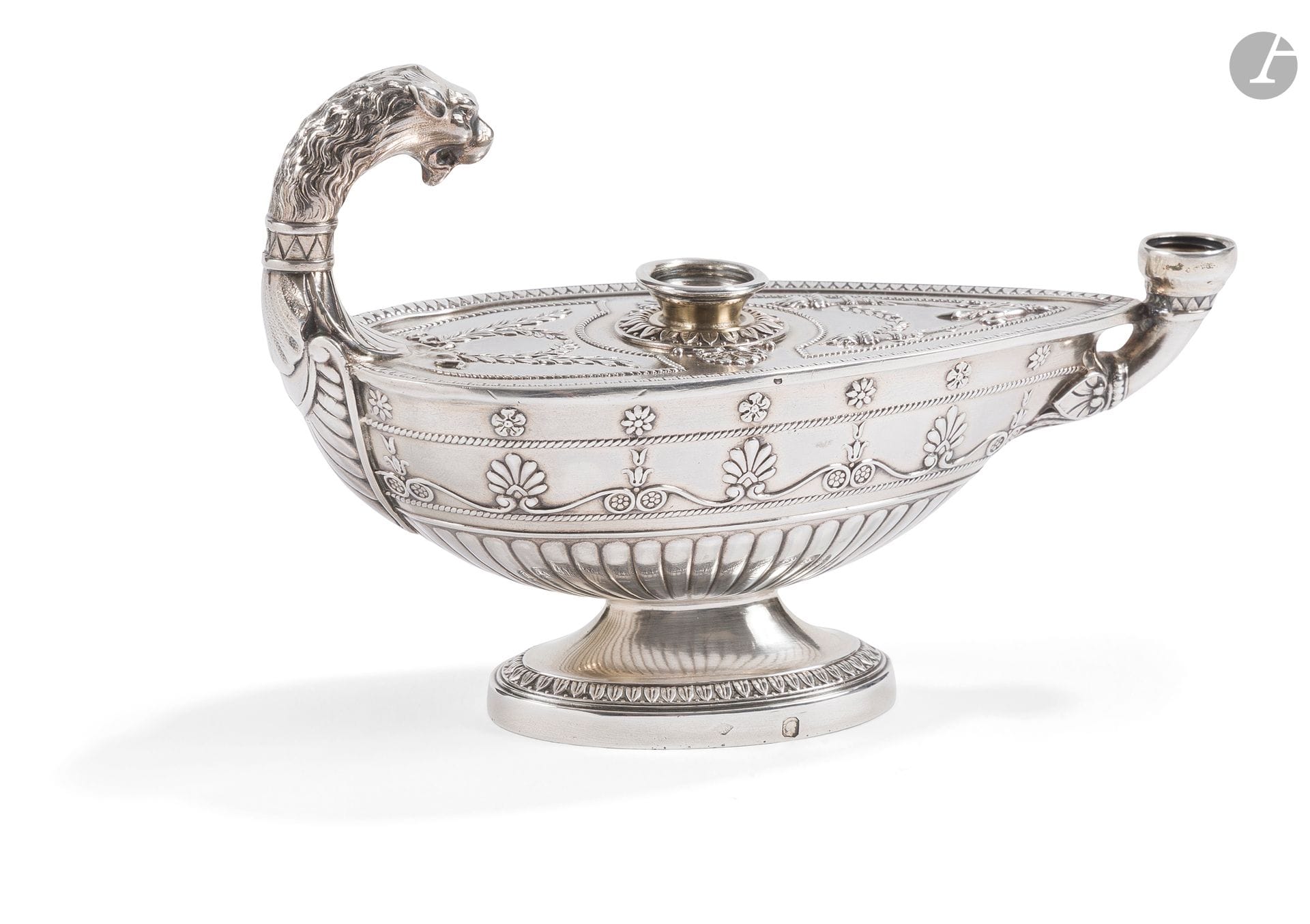 FRANCE 20th CENTURY
Cigar lighter in 950°/°° silver depicting an antique lamp, the side grip ending in a lion's head.
Minerva hallmark
Weight : 105 g