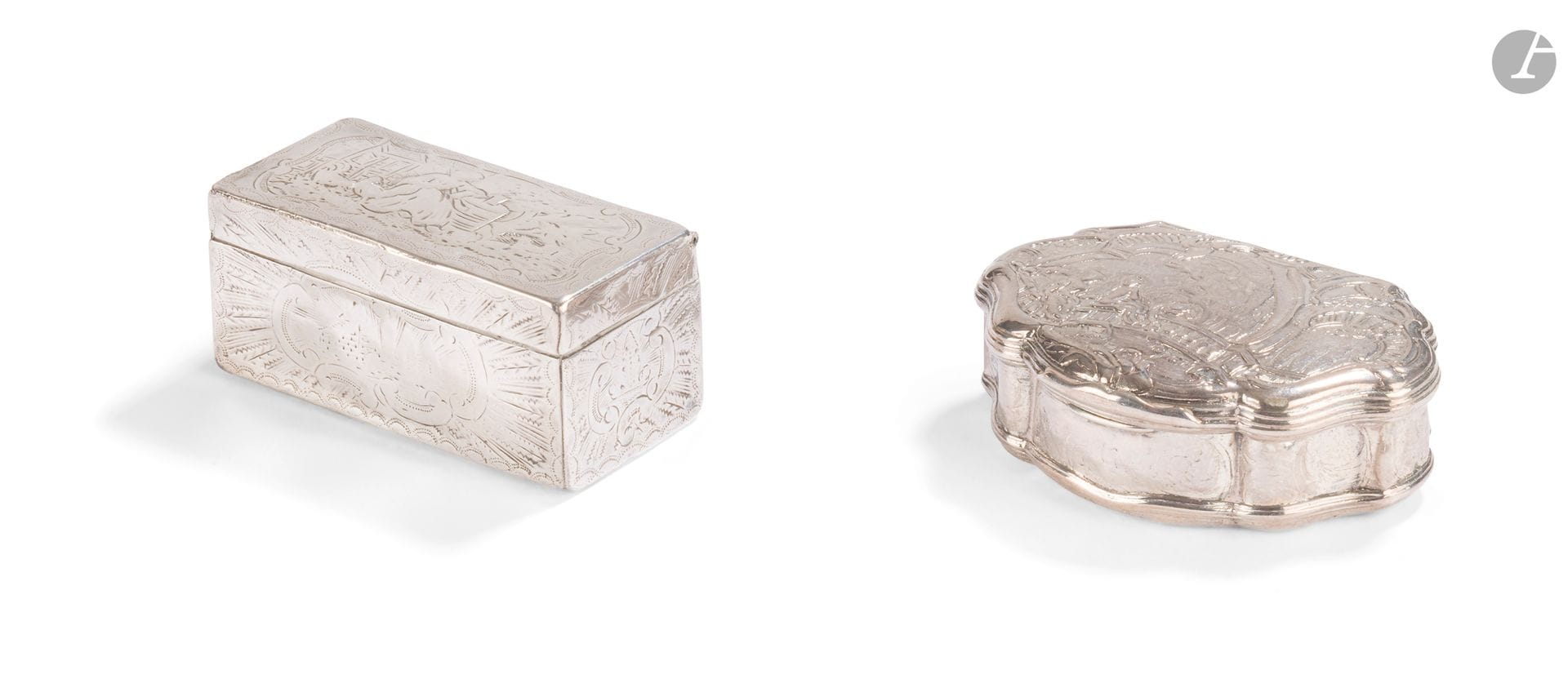 FRANCE MILIEU DU XVIIIe SIECLE
Tabatière en argent d'époque Louis XV, de forme polylobée ouvrant à charnière ciselée sur le couvercle d'une scène de genre dans des rocailles. La seconde rectangulaire de Paris 1763 - 1764 (maître orfèvre illisible)
Poids : 128 g