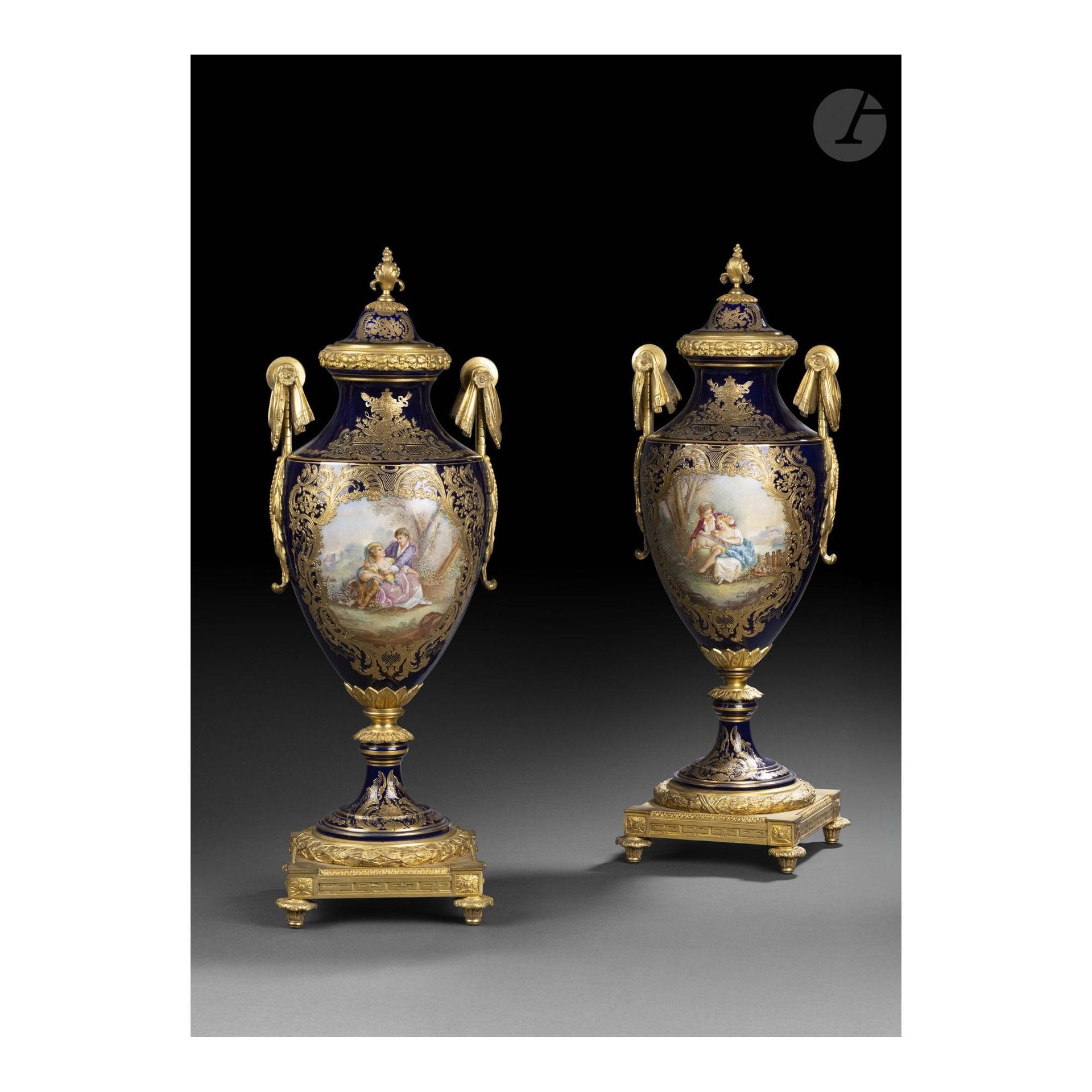 Paire de vases couverts sur piédouche en porcelaine bleue et or à décor émaillé de scènes galantes ou paysages en polychromie dans des réserves, monture et base en bronze ciselé et doré.
Dans le goût de Sèvres 
Fin du XIXe siècle
H. : 65 cm