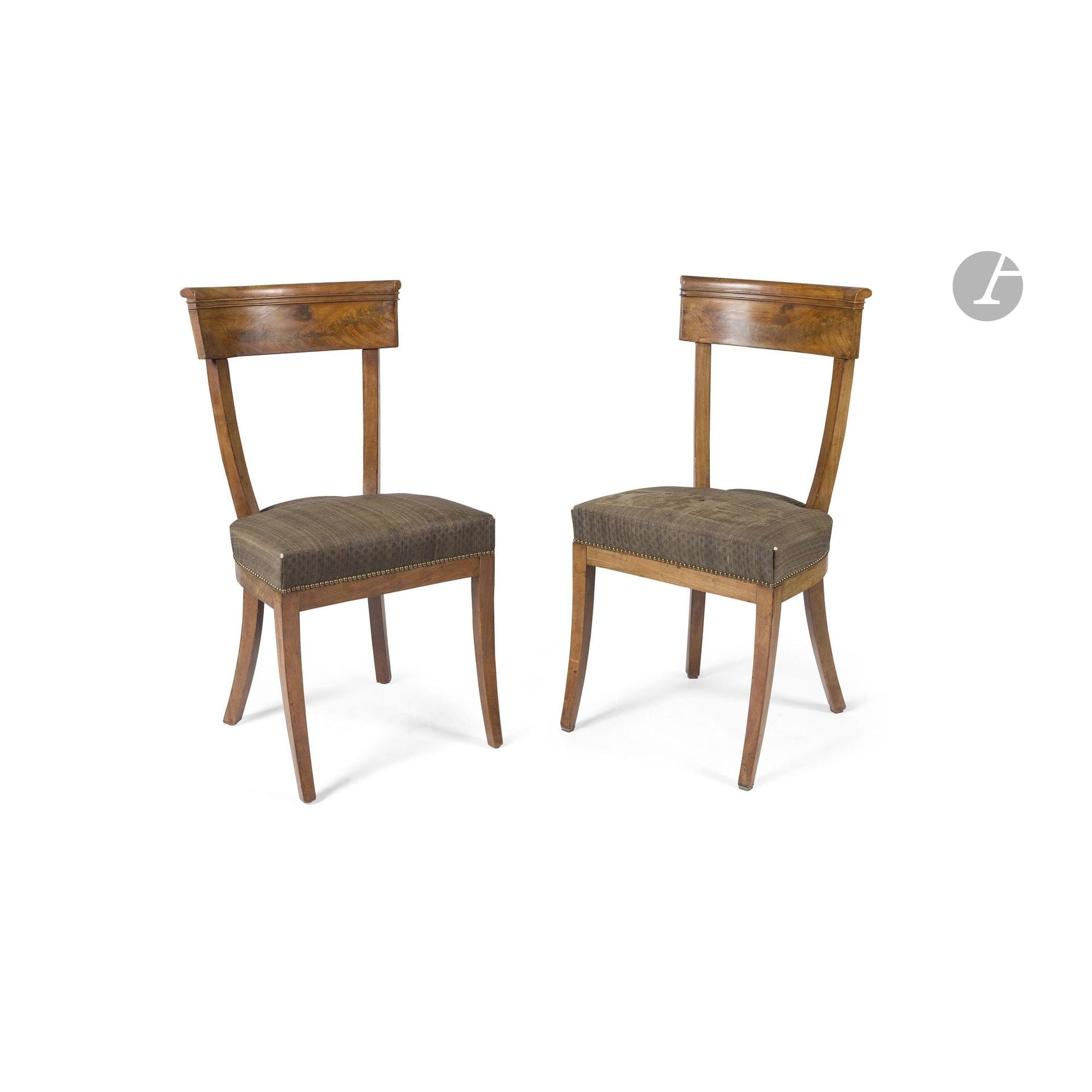 Paire de chaises à bandeau en acajou flammé (plaqué), l'assise en écu reposant sur des pieds en sabre ; (accidents et manques).
Estampille de Georges Jacob, menuisier reçu maître en 1765
Fin du XVIIIe siècle, vers 1790-1795
H. : 88 cm, L. : 44 cm