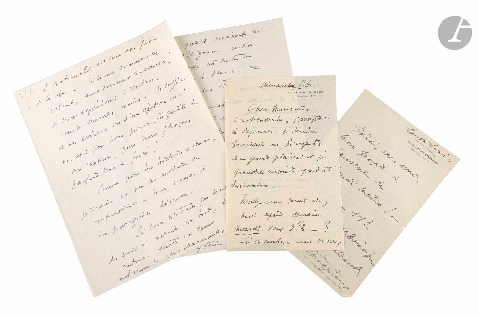 André Becq de FOUQUIÈRES (1875-1959). Manuscrit autographe, [1936] ; 4pages in4.
Causerie sur l’automobile. «L’automobile est une des joies de la vie», malgré ses dangers, surtout lorsqu’un «épateur» veut montrer la puissance de son moteur: «Si nous n’étions pas dévorés du désir d’arriver au but, l’autom. serait un sport autrement plus charmant», on pourrait flâner dans de charmants paysages et découvrir la nature, mais «promesse vaine ! On passe comme le vent et on ne prend le temps de rien voir !». Il adore l’automobile mais redoute le temps des concours d’élégance automobile «que je préside à toutes les extrémités de la France […]. Comment récompenser tous les concurrents ? Tout le monde s’imagine être la plus belle dans la plus belle voiture !»… Malgré ces tracas, l’auto «nous donne l’impression de la vie. Mais, croyez-moi, pour l’amour – je préférais encore le coupé attelé de jadis !»… On joint 2 L.A.S. à Christian Schewaebel.
