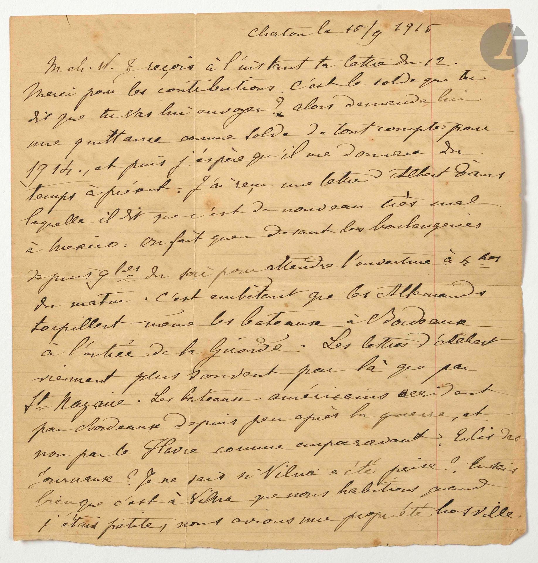 [Guillaume APOLLINAIRE (1880-1918)]. Angelica dite Olga de KOSTROWITZKY (1858-1919) mère de Guillaume Apollinaire. L.A.S. «Ta mère», Chatou 15 septembre 1915, à Guillaume APOLLINAIRE ; 2pages petit in-4 (8,5 x 117,5 cm ; fente au pli).
Rare lettre à son fils qui est au front.
Elle remercie W. de s’occuper du paiement de ses contributions. Elle a reçu une lettre d’Albert (son autre fils): «il dit que c’est de nouveau très mal à Mexico. On fait queue devant les boulangeries depuis 6 h[eur]es du soir pour attendre l’ouverture à 4 h[eu]res du matin. C’est embêtant que les Allemands torpillent même les bateaux à Bordeaux à l’entrée de la Gironde. Les lettres d’Albert viennent plus souvent par là que par St Nazaire. Les bateaux américains arrivent par Bordeaux depuis peu après la guerre, et non par le Havre comme auparavant. […] Je ne sais si Vilna a été prise ? Tu sais bien que c’est à Vilna que nous habitions quand j’étais petite, nous avions une propriété hors ville je crois, qui s’appelait Antikoli. Nous habitions aussi Oshmianko près de Vilna, un petit village. La famille est originaire de Minsk et non de Vilna c’est-à-dire du gouvernement de Minsk. C’est ennuyeux que W. n’ait pas continué le cheval, mais il ne pouvait pas, il était malade et avait des palpitations. Toi-même tu avais dit qu’il ne serait pas assez fort comme conducteur, on l’avait mis à suivre le peloton des Brigadiers. C’est très embêtant car il aurait gagné quelque chose et serait aussi vite arrivé. Il pense être réformé, mais on le garde à au dépôt. On ne renvoie plus d’hommes à présent […] Tu n’es plus fourrier à présent ? […] Tu fais 4 jours de front et 4 de cantonnement n’est-ce pas ? Est-ce que ton appartement est toujours habité ?»…