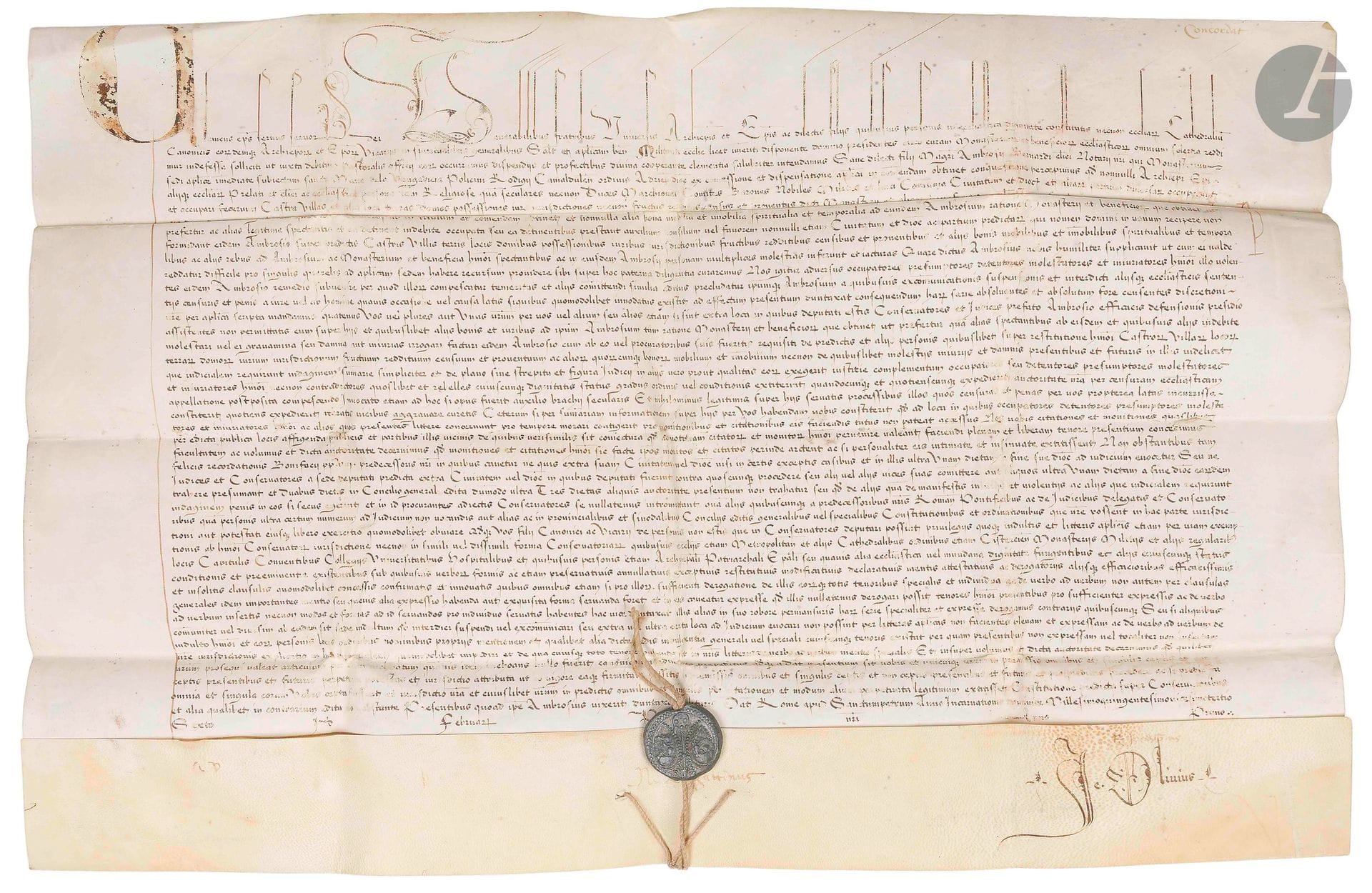 BULLE PAPALE. Giulio de Medici, CLÉMENT VII (1478-1523-1534). Bulle manuscrite en son nom, Rome à Saint-Pierre 6 février 1523 [1524] dans la première année de son pontificat ; parchemin in-plano (42 x 62,5 cm) avec initiales calligraphiées et ornées sur la première ligne, signatures de chancellerie, sceau de plomb Clemens PP VII pendant sur cordelette de chanvre (quelques écaillures à l’encre) ; en latin.

Bulle concernant les biens de l’abbaye de «Sancta Maria de la Vangadicia Policini Rodigii Camaldulsensis ordinis» (abbaye de la Vangadizza dans le Polesino, province de Rovigo, dans le diocèse d’Adria), de l’ordre des Camaldules.

On joint 3 chartes sur parchemin concernant cette abbaye: – acte de donation en 1070 ; – lettre de Gualterius, archevêque de Ravenne, en 1139 (l’abbaye était alors bénédictine) ; – concordat entre l’abbé commendataire et le futur abbé, en 1478, avec belles signatures calligraphiques (mouillures, piqures et rousseurs aux deux premières).