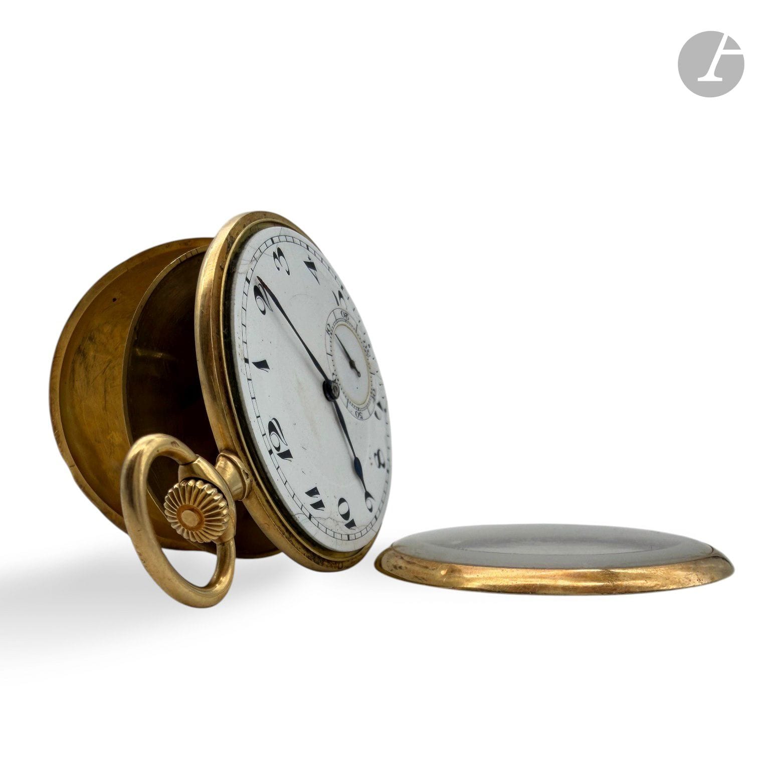 Montre de gousset en or 750/°°° avec sa cuvette en or. Marques de l'horloger biffées sur le cadran, le mouvement, et la coque. 
Poids brut : 60.3g
Poids brut sans le verre : 54.1g
Accidents à l'émail du cadran.

FRAIS DE VENTE : 8% HT