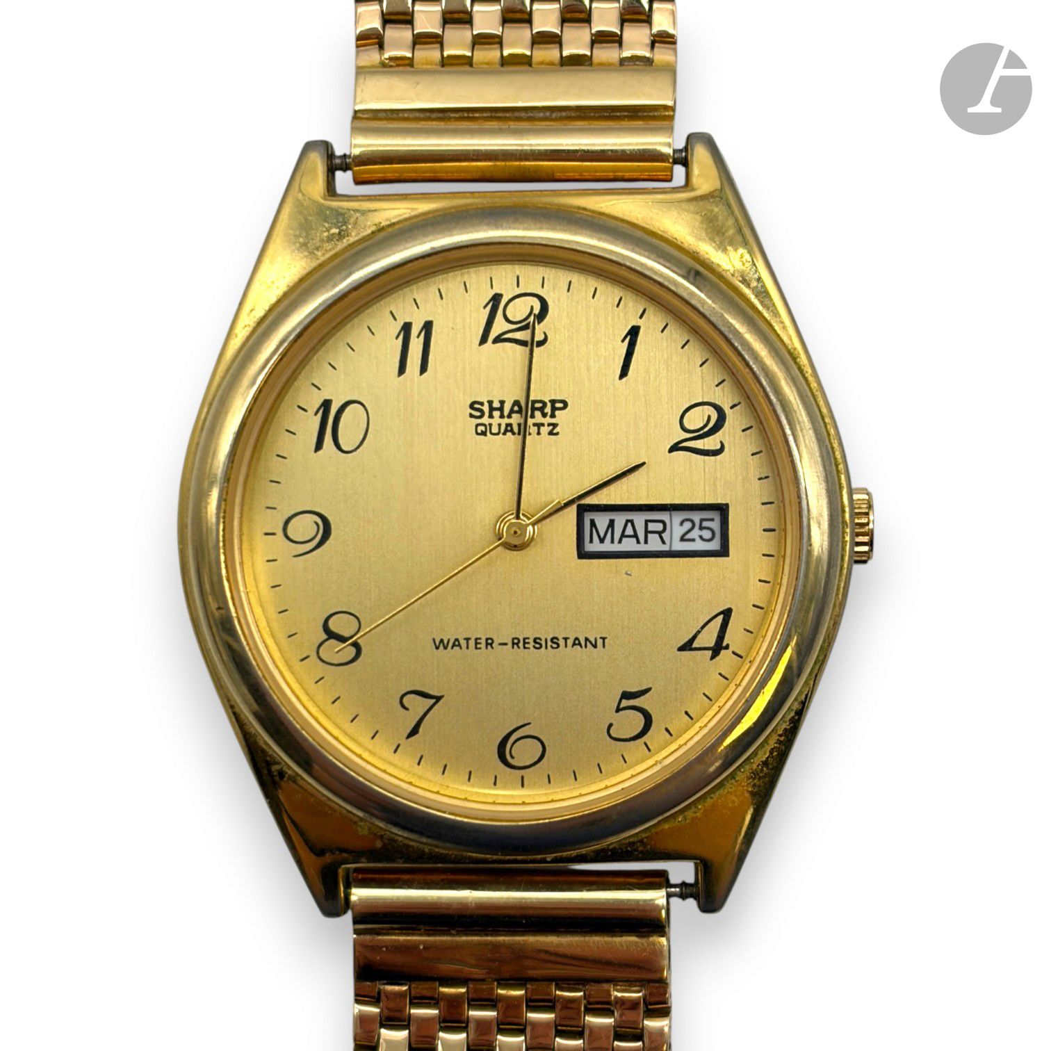 SHARP
Men's watch with 750/°°° gold bracelet, steel caseback and gilded metal dial. 
Quartz movement, calendar at 3 o'clock.
Gross weight without caseback: 70.6g
Total gross weight: 75.3g
Net weight: approx. 45g

SELLING EXPENSES: 8% EXCL.