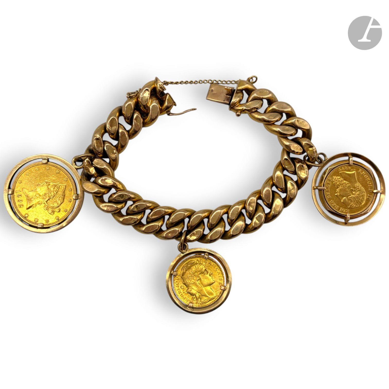 Bracelet en or 750/°°° en maille américaine.
Orné de 3 pièces en or en pendants : 
- 20 francs Léopold II roi des Belges de 1877, 
- 20 francs coq de 1904, 
- 10 dollars Liberty Head de 1892,
Enfoncements légers à la maille du bracelet. 
Poids net : 73.9g

FRAIS DE VENTE : 8% HT