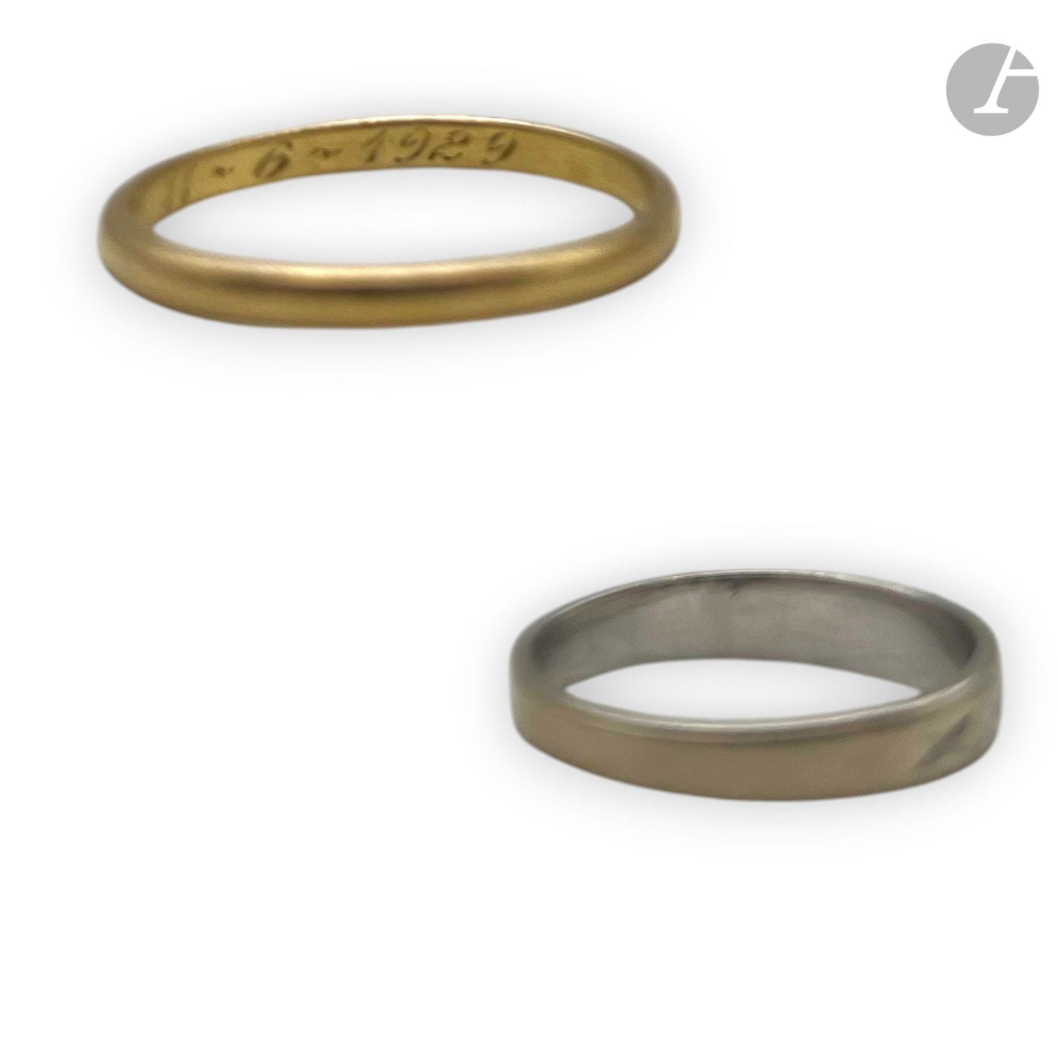 Lot de deux alliances en or 750/°°°, l'une or blanc et l'autre or jaune.
Poids net : 3.4g

FRAIS DE VENTE : 8% HT