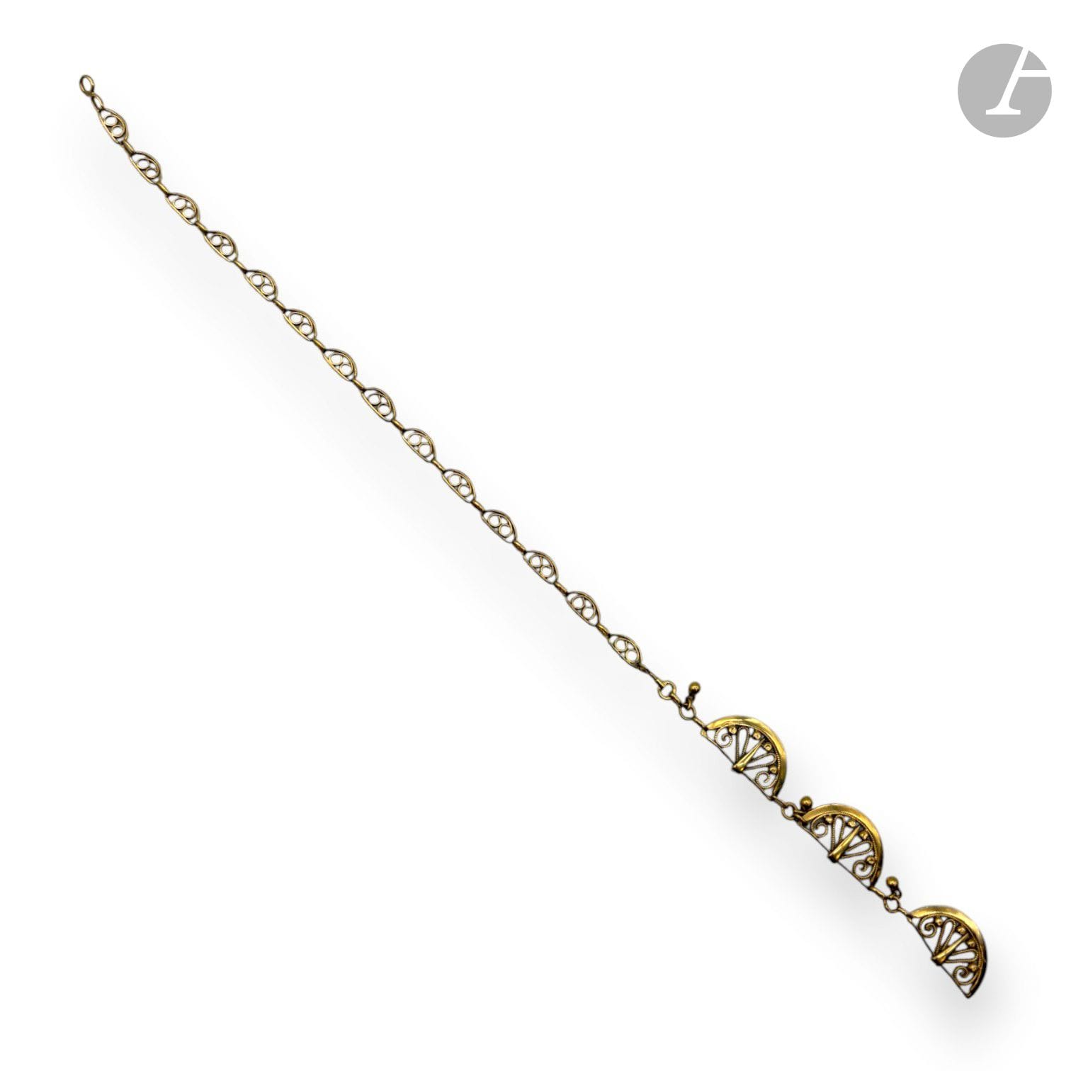 Part of a chain in 750/°°° gold with an elaborate motif. 
Missing.
Net weight : 5.7g

SELLING EXPENSES : 8% HT