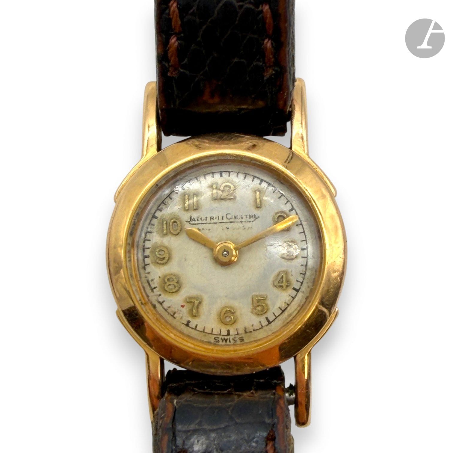 JAEGER LECOULTRE
Montre-bracelet de dame en or 750/°°°.
Le bracelet en cuir marron. Boucle à ardillon en métal doré.
Numérotée sur la boîte 102475.
Poids brut : 12.8g

FRAIS DE VENTE : 8% HT