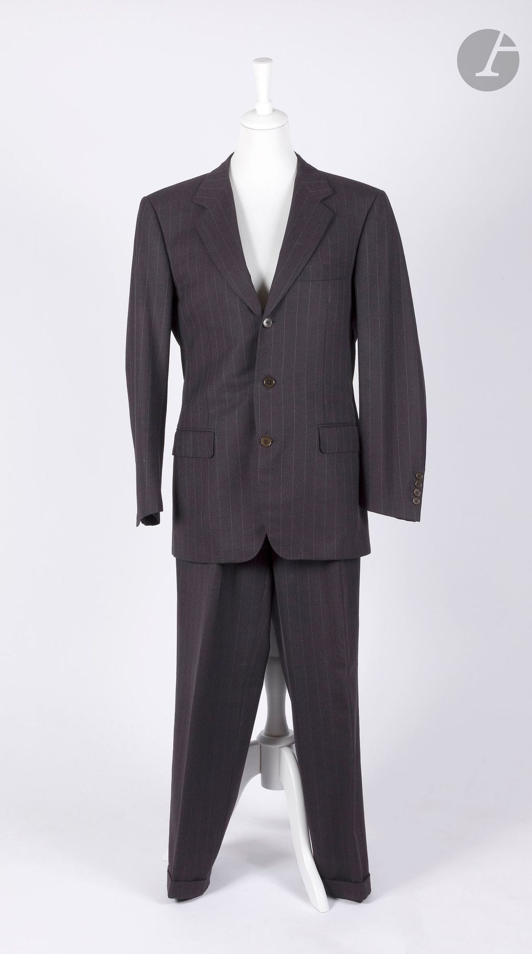 YVES SAINT LAURENT RIVE GAUCHE
Men's suit in charcoal gray wool with tennis stripes. T.50 indicated
(a few small traces of use on the lining)