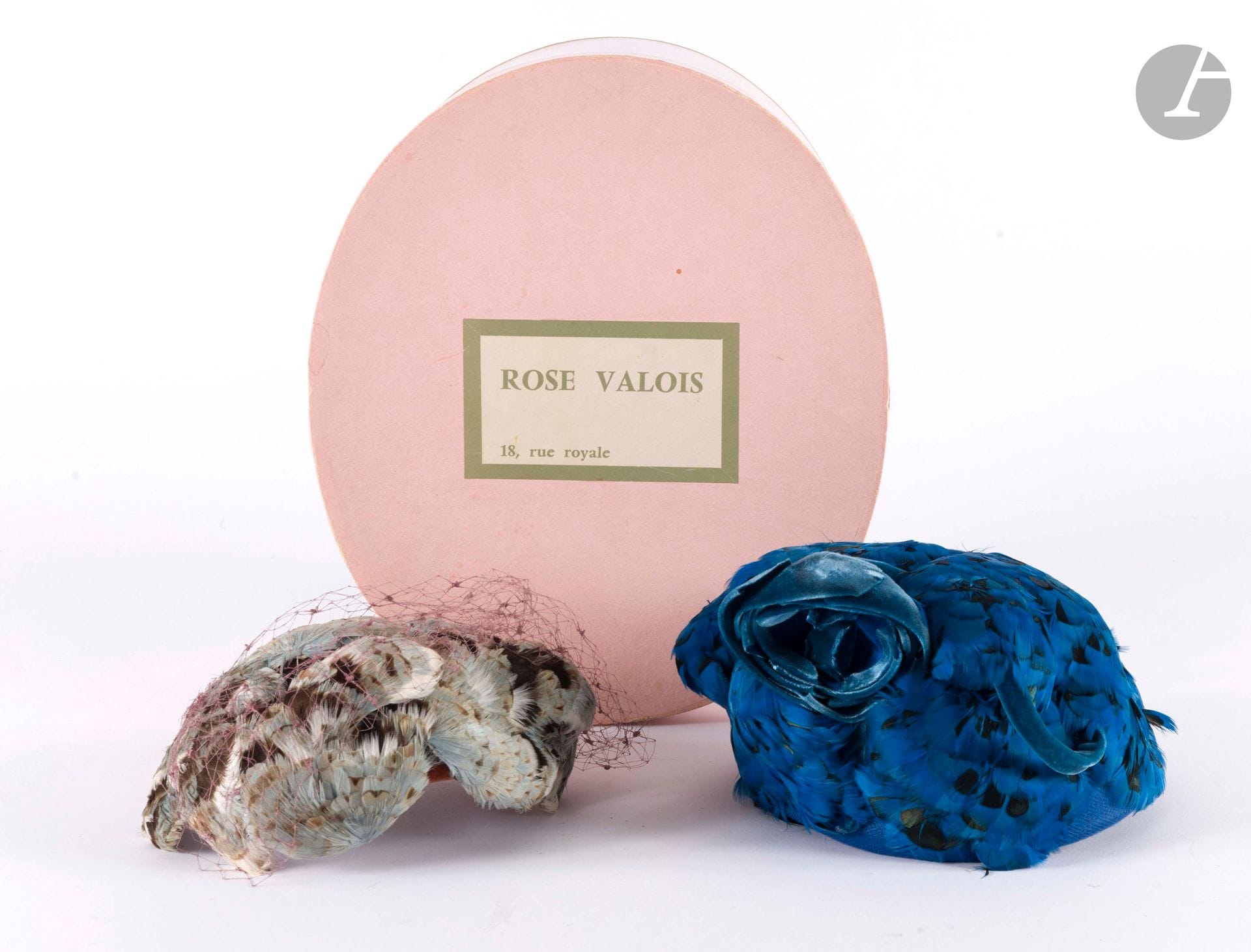 ROSE VALOIS
Deux chapeaux, en plumes et velours bleu pour l'un et gorge de Pigeon, griffés, dans une boîte Rose Valois