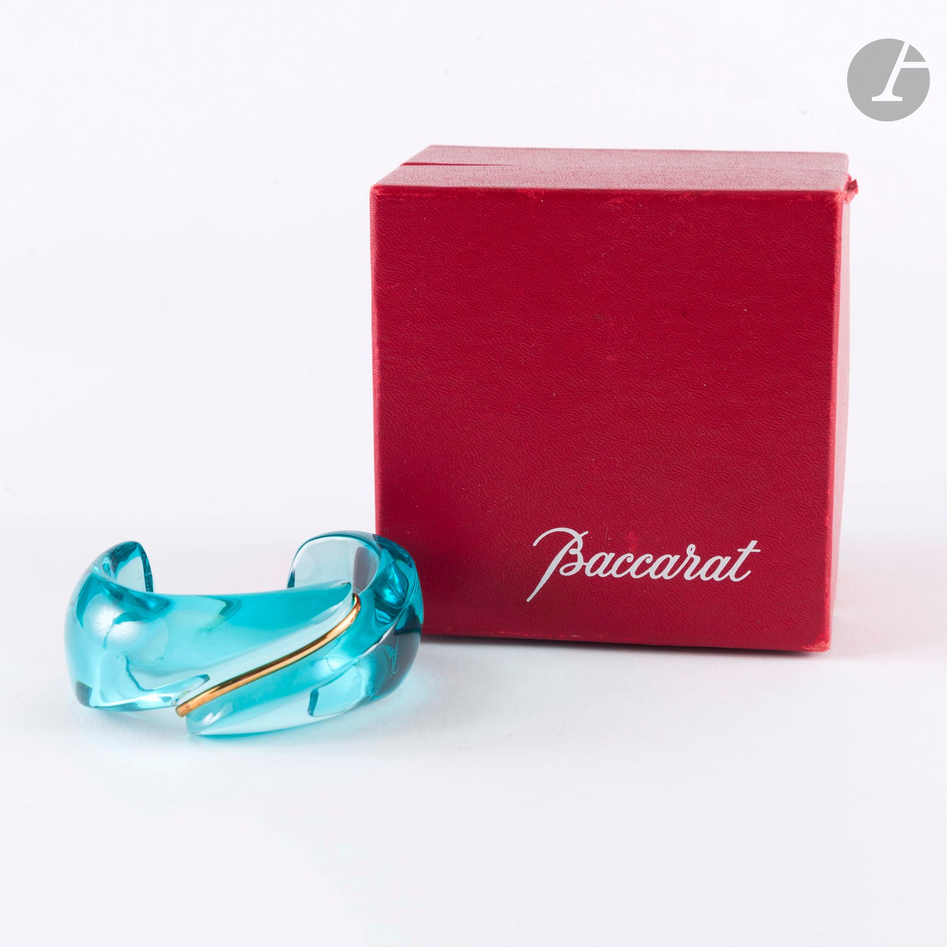 BACCARAT
Bracelet COQUILLAGE en cristal bleu et or 18K (750). Signé. PB : 134 g. Diam. 5,9 cm et L : 3,3 cm. Dans sa boîte