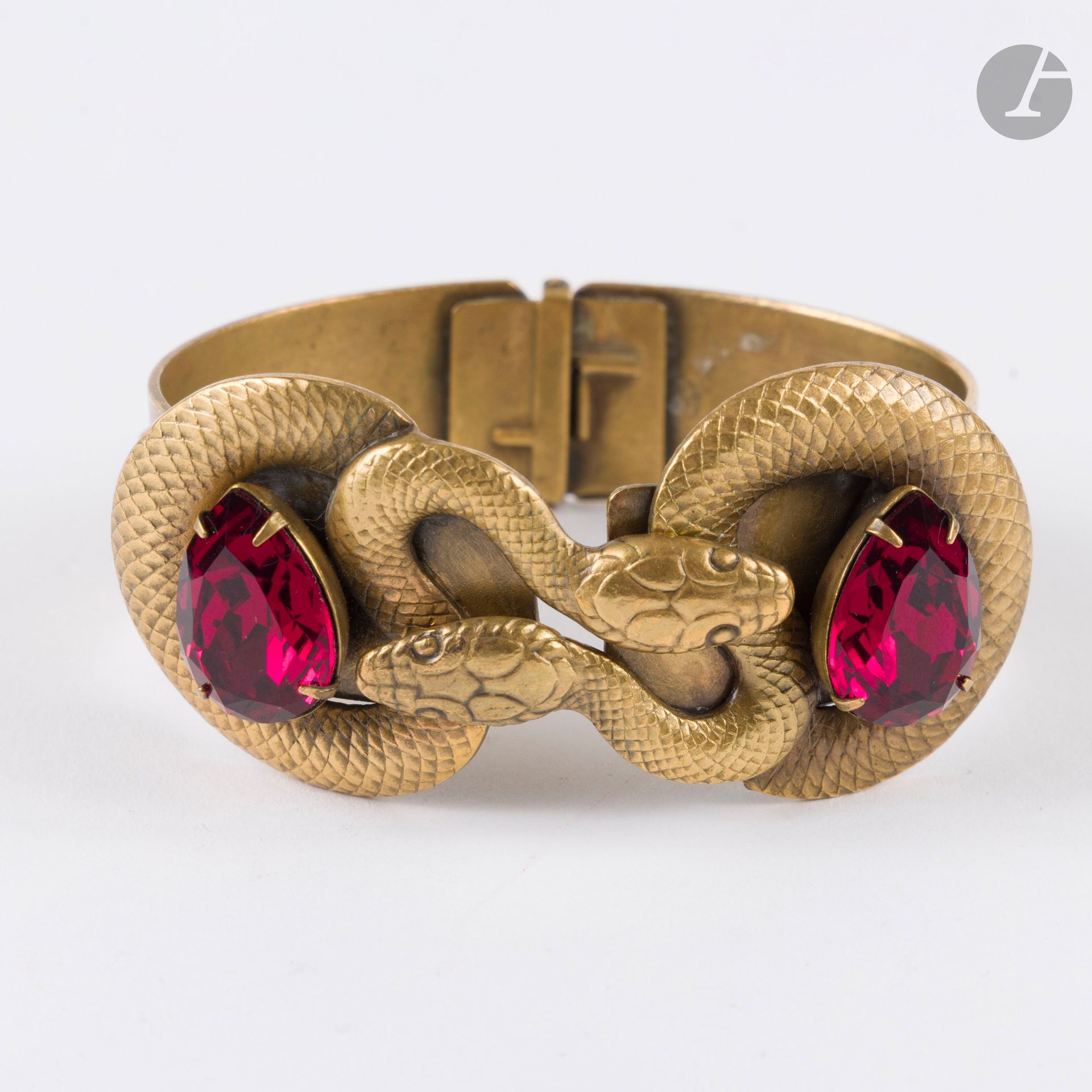 JOSEFF OF HOLLYWOOD
Bracelet Deux Serpents en métal doré rehaussé de cabochon rouges. Signé. Diam : 6,1 cm