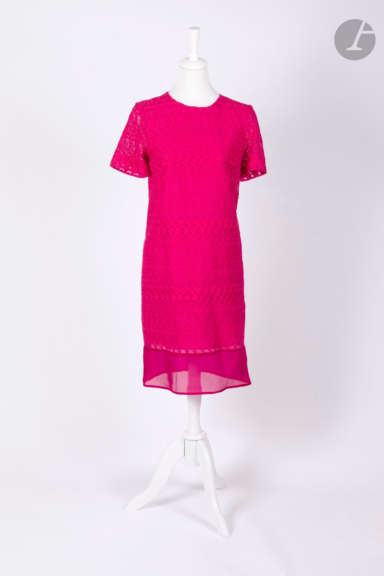 GIAMBATTISTA VALLI
Robe à manches courtes en organza rose fuchsia brodé de fleurs, volant d'organza dans le bas, doublure en crêpe de soie rose. T.42 italien indiquée