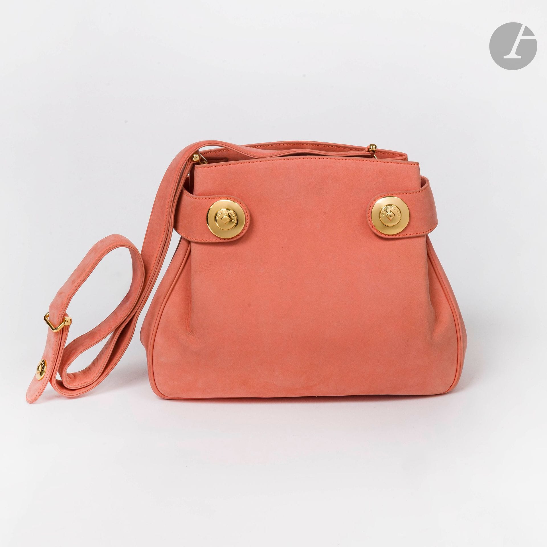 GIVENCHY
Sac en veau velours saumon et métal doré. 26 x 22 x 11,5 cm. Dustbag
(salissures)