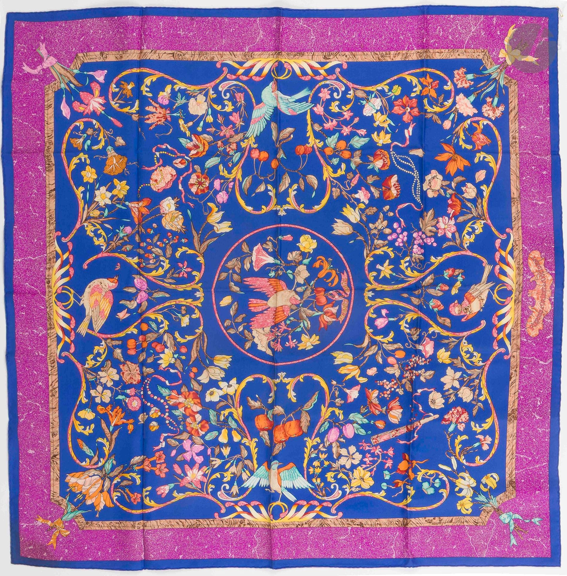 HERMÈS PARIS
Carré 90 en twill de soie "Pierres d'Orient et d'Occident", signé Zoé, fond bleu et entourage marbré magenta
(bel état, Tache ou salissure dans un angle)