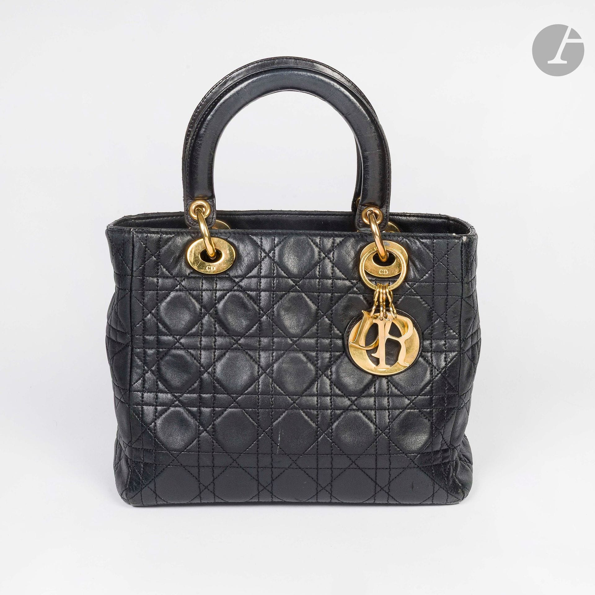 CHRISTIAN DIOR
Late 1990s
LADY DIOR bag in black stitched leather, gold metal trim. 24 x 20 x 9 cm
(wear to handles and edges, as is)