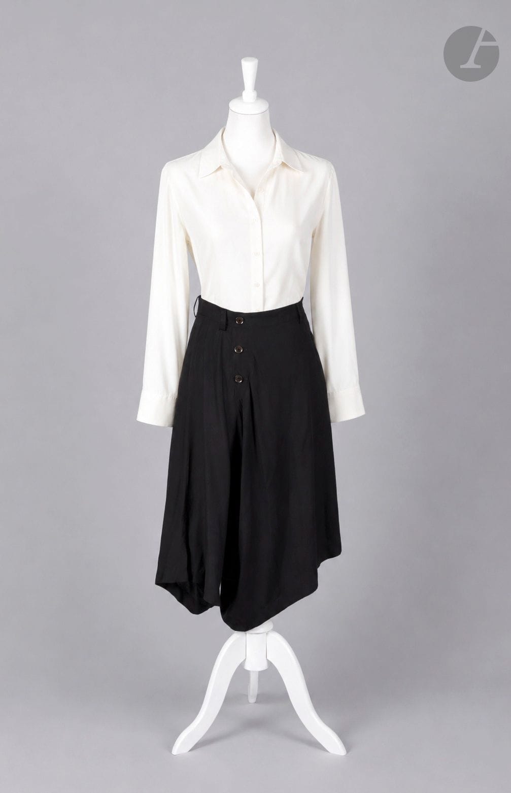 Y'S YOHJI YAMAMOTO
Jupe-culotte en rayonne noire. T.1 indiquée