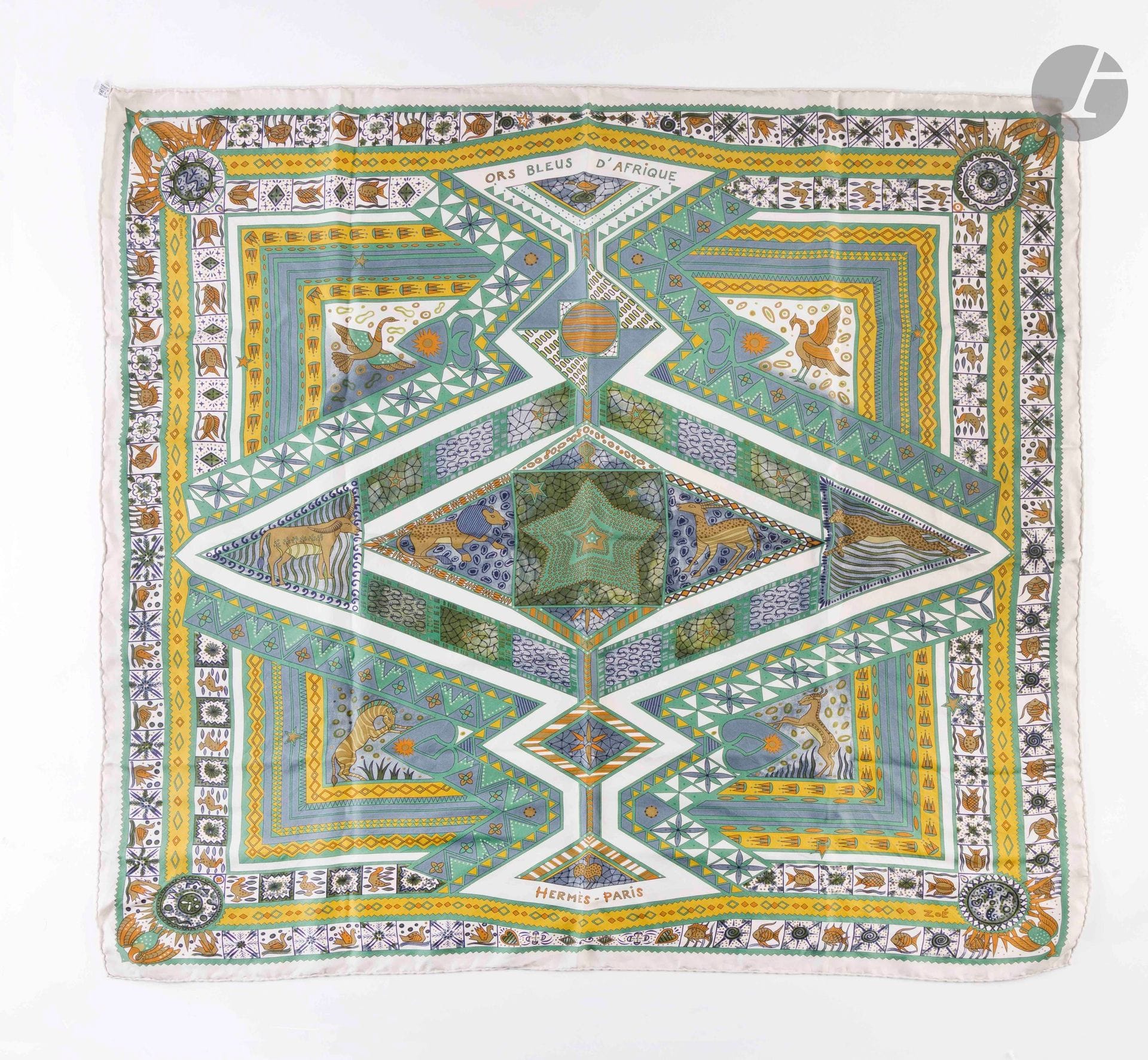 HERMES PARIS
Carré 90 en twill de soie « Ors bleus d’Afrique », signé Zoé, tons verts. Dans sa boîte