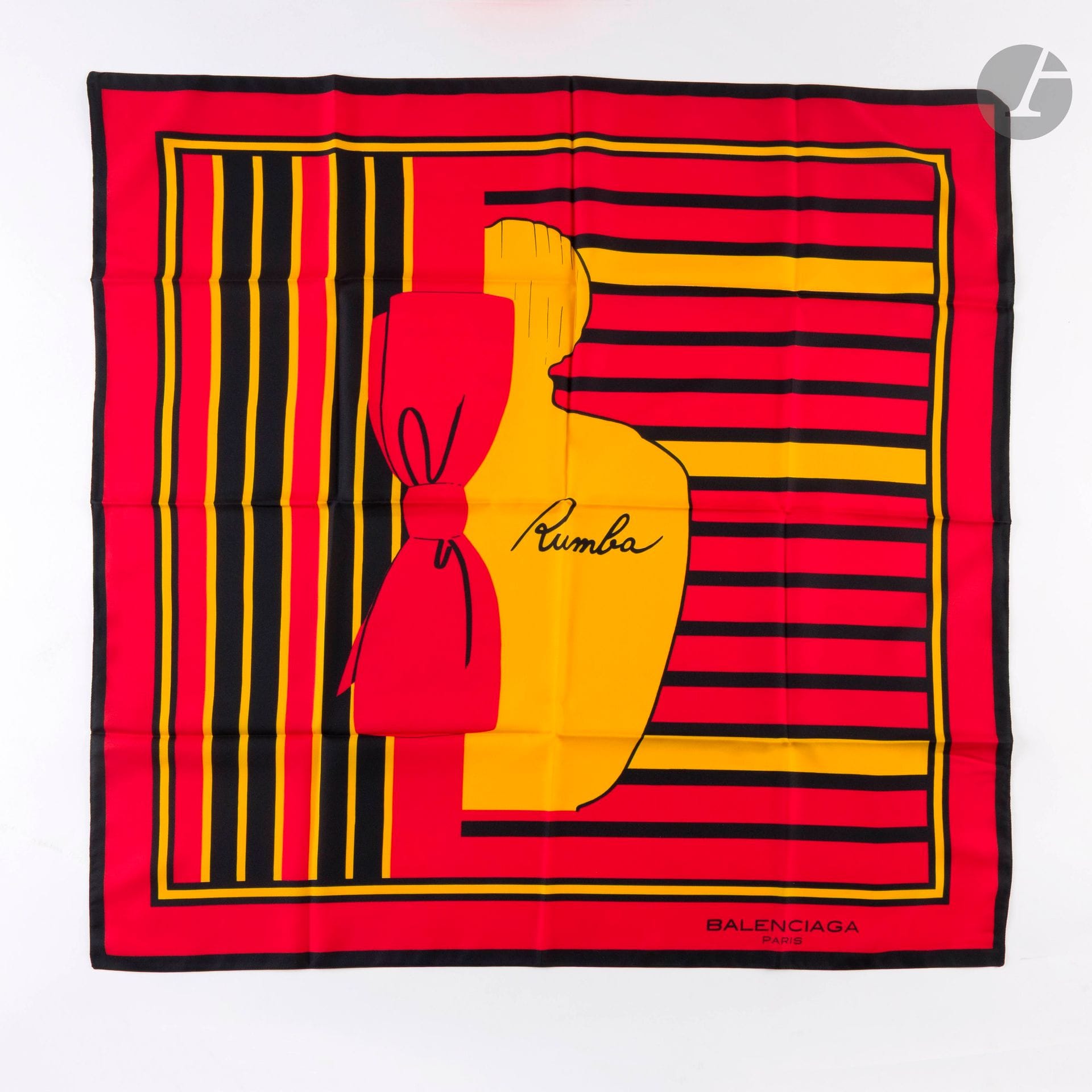 Set of four silk scarves :
- HERMÈS PARIS
Carré 90 in silk twill "Neige d'Antan" signed Latham, blue surround. In box
(stains)
- HERMÈS PARIS
Carré 90 in silk twill "La Marine en bois", blue frame
(important stains and soiling, thread pulled)
- CHANEL
Scarf in red silk crepe decorated with a white camellia. 86 x 86 cm
(some stains, pulled threads)
- Balenciaga polyester advertising scarf in red, yellow and black tones.