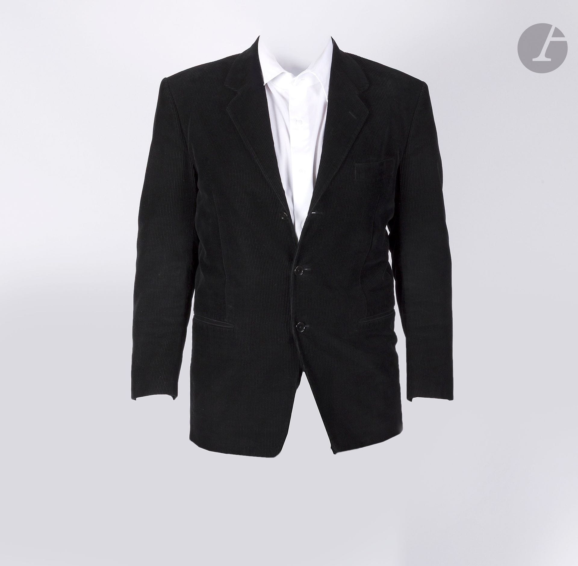 YVES SAINT LAURENT FOR MEN
Black corduroy jacket. T.50 shown (wear to lining)