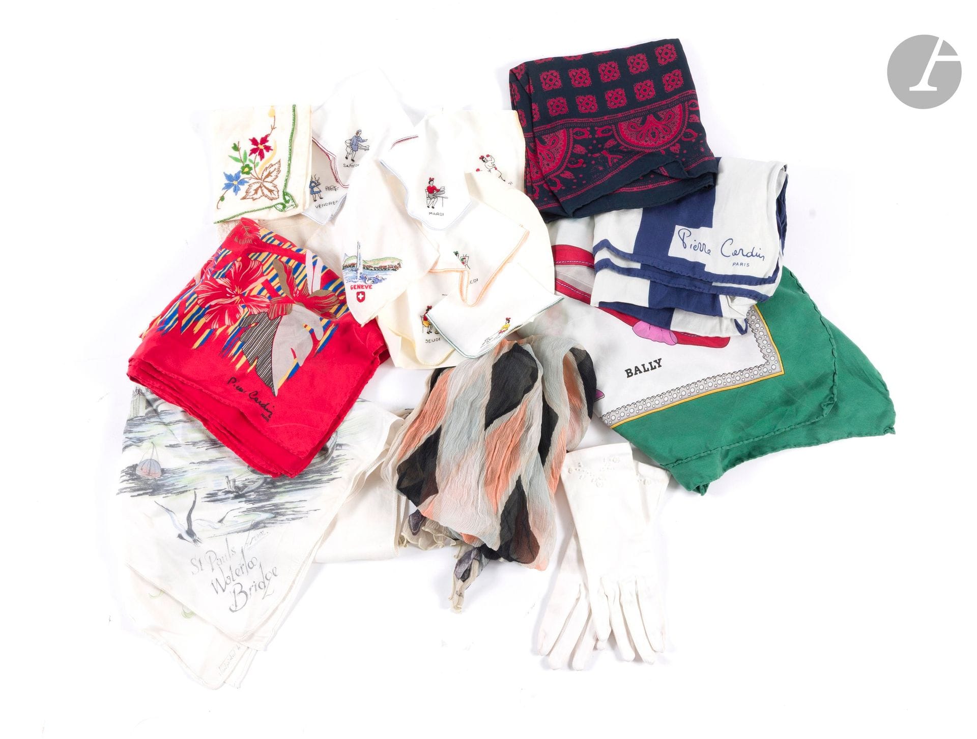 Lot de cinq foulards en soie et une écharpe en crêpe
Un petit foulard en mousseline ALAÏA (non signé), un foulard BALLY, deux Pierre CARDIN, une écharpe en crêpe WATERLOO Bridge, un foulard Sonia Fernadez. On y joint une paire de gants de fillette en satin blanc brodés de perles blanches, sept petits mouchoirs brodés au jours de la semaine et trois mouchoirs