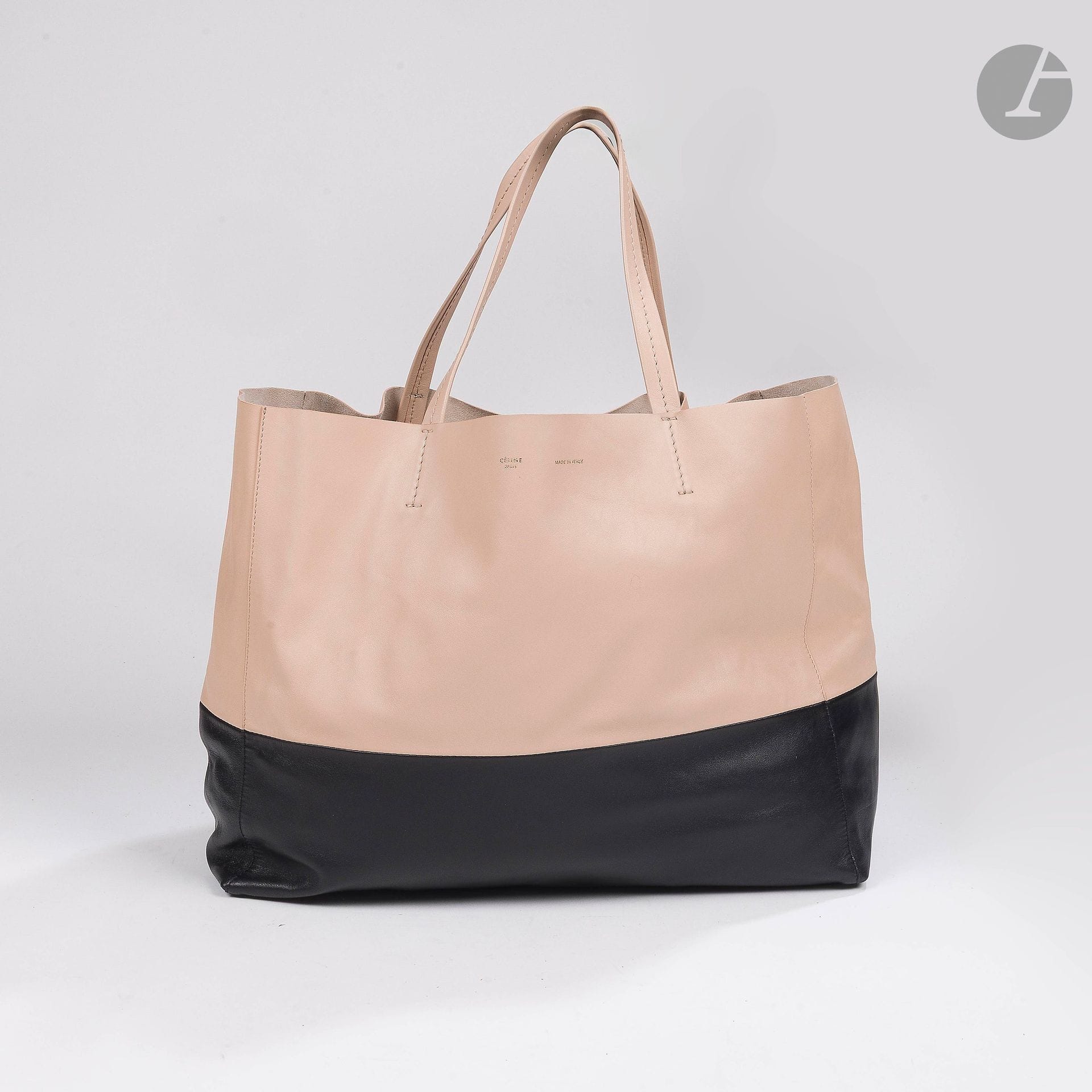 CÉLINE
Sac cabas en cuir souple beige et noir. 40 x 32 x 18 cm. Avec son dustbag (bel état, quelques petites traces, une griffure sur la poche intérieure)