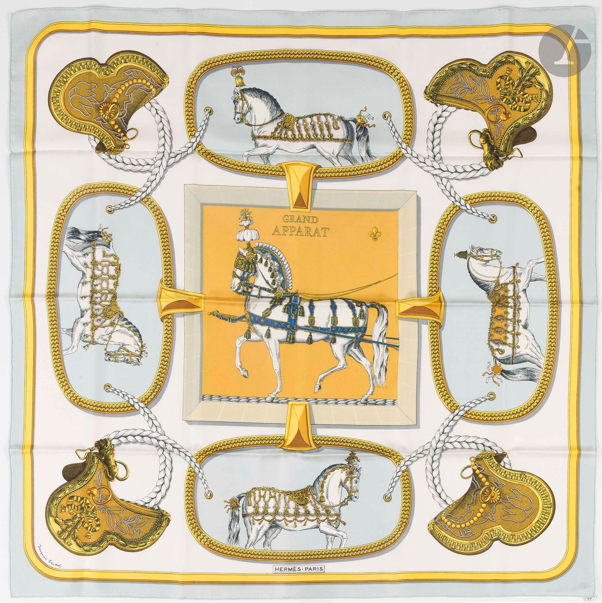 HERMÈS PARIS
Carré 90 en twill de soie "Grand Apparat", signé Jacques Eudel, entourage bleu ciel, dans sa boîte. On y joint une boîte à carré
(infimes taches)