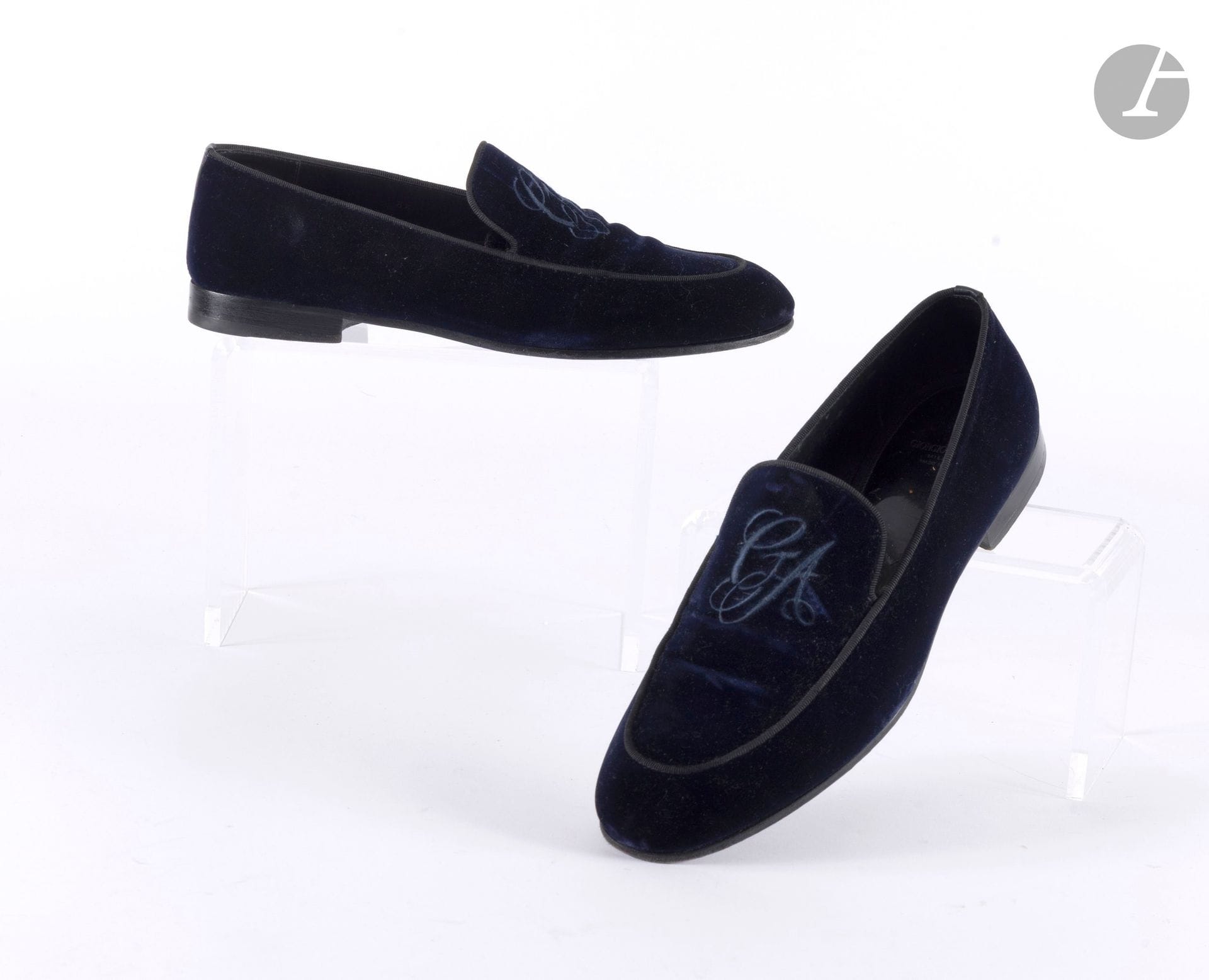 GIORGIO ARMANI
Pair of men's moccasins in midnight blue velvet with GA embroidery on the vamp. Sizes 8.5 indicated, may correspond to a size 42.5 approximately. Weston shoe trees
(slight traces of use)