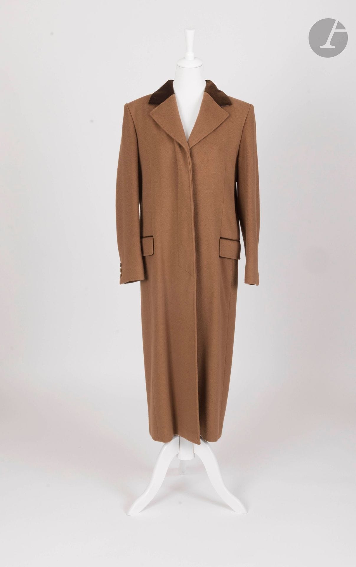 CHRISTIAN DIOR BOUTIQUE
Long coat in brown cashmere, collar and pocket trims in brown velvet. S.40 indicated may correspond to a 38 approx.