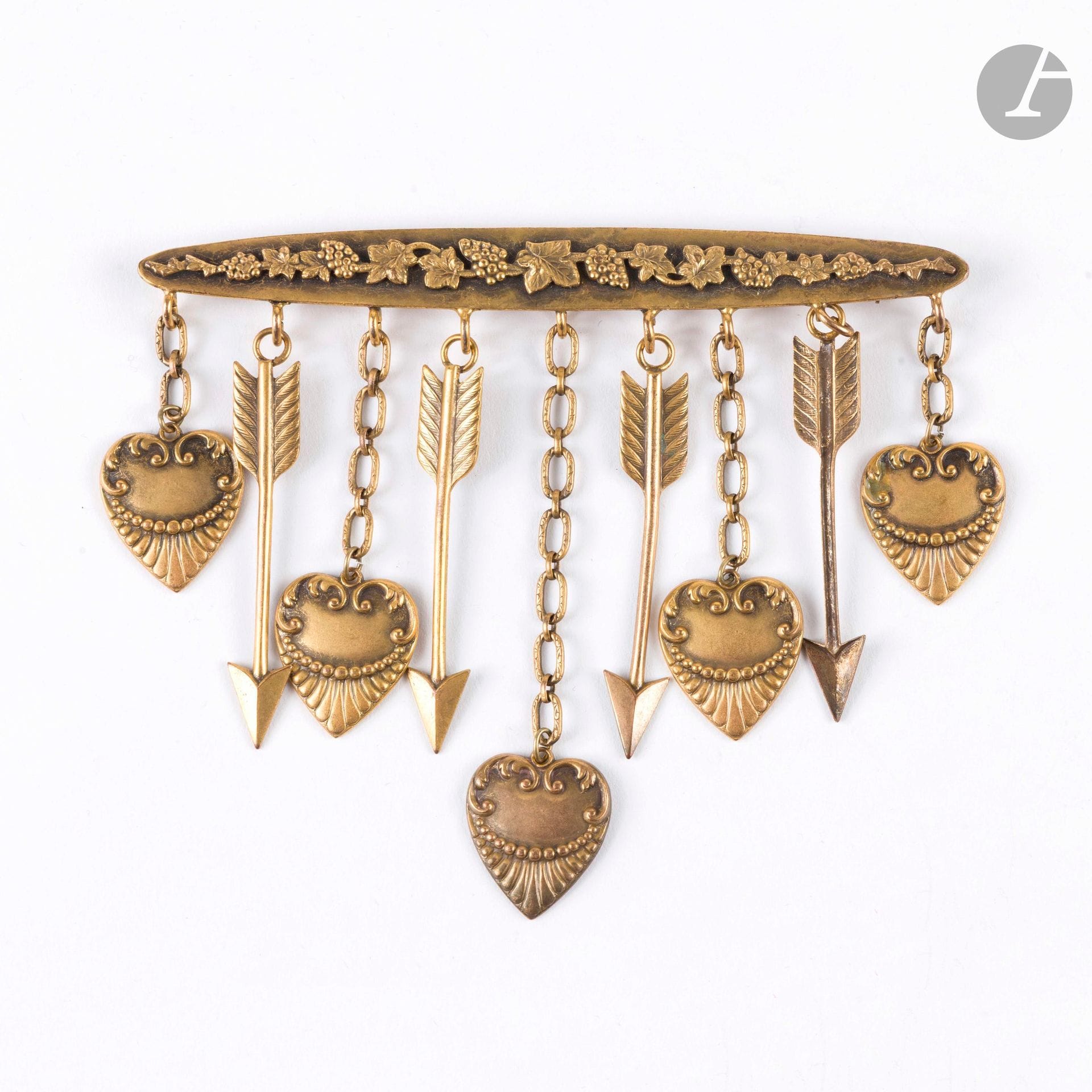 JOSEFF OF HOLLYWOOD
Importante broche barette en métal doré à neuf pendentifs flèches et cœurs alternés. Signé. L : 10 cm