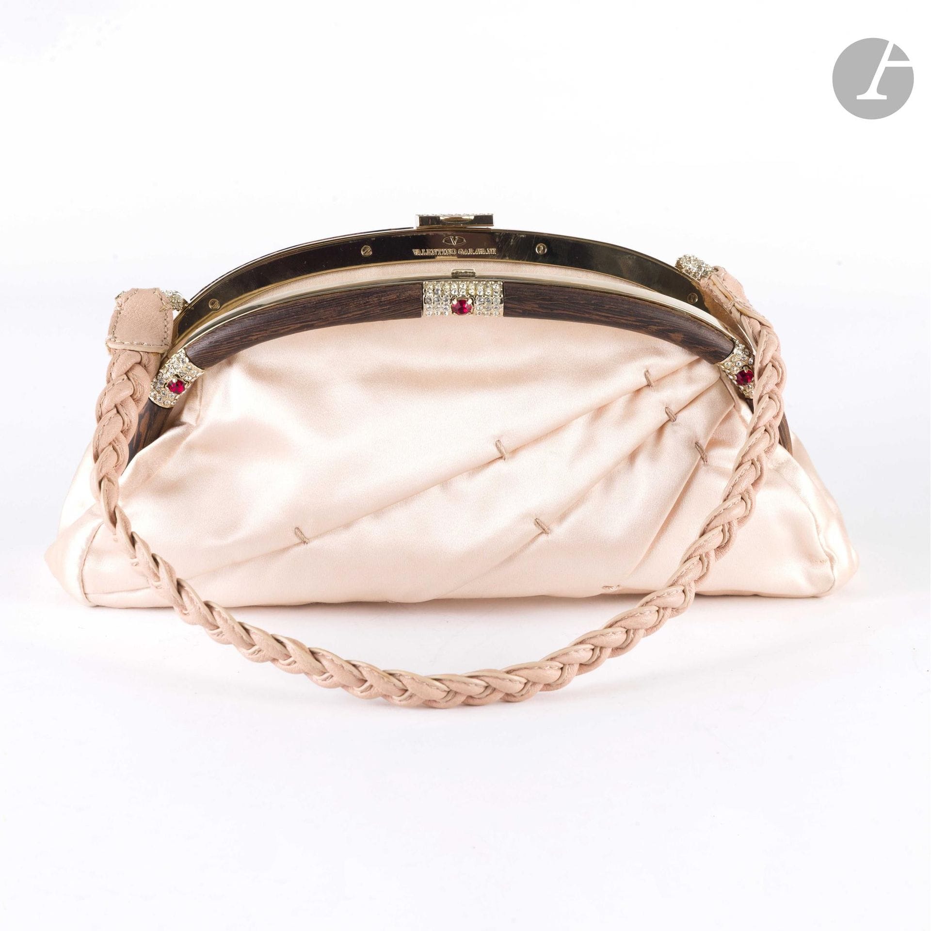 VALENTINO
Petit sac du soir en satin rose poudré, fermoir en bois à inscrustations de strass, anse tressée en cuir assorti. 26 x 17 cm. Dustbag