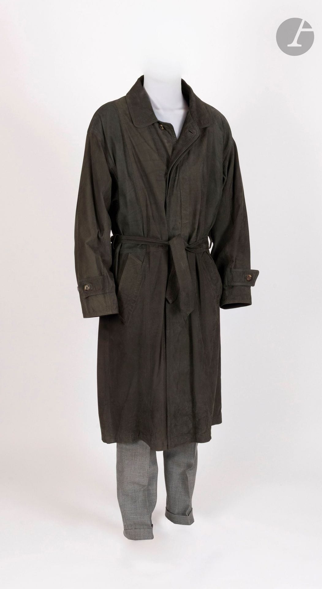 CHRISTIAN DIOR BOUTIQUE MONSIEUR
Men's coat in gray-green suede calfskin, S.48 shown, with belt
(small patina)