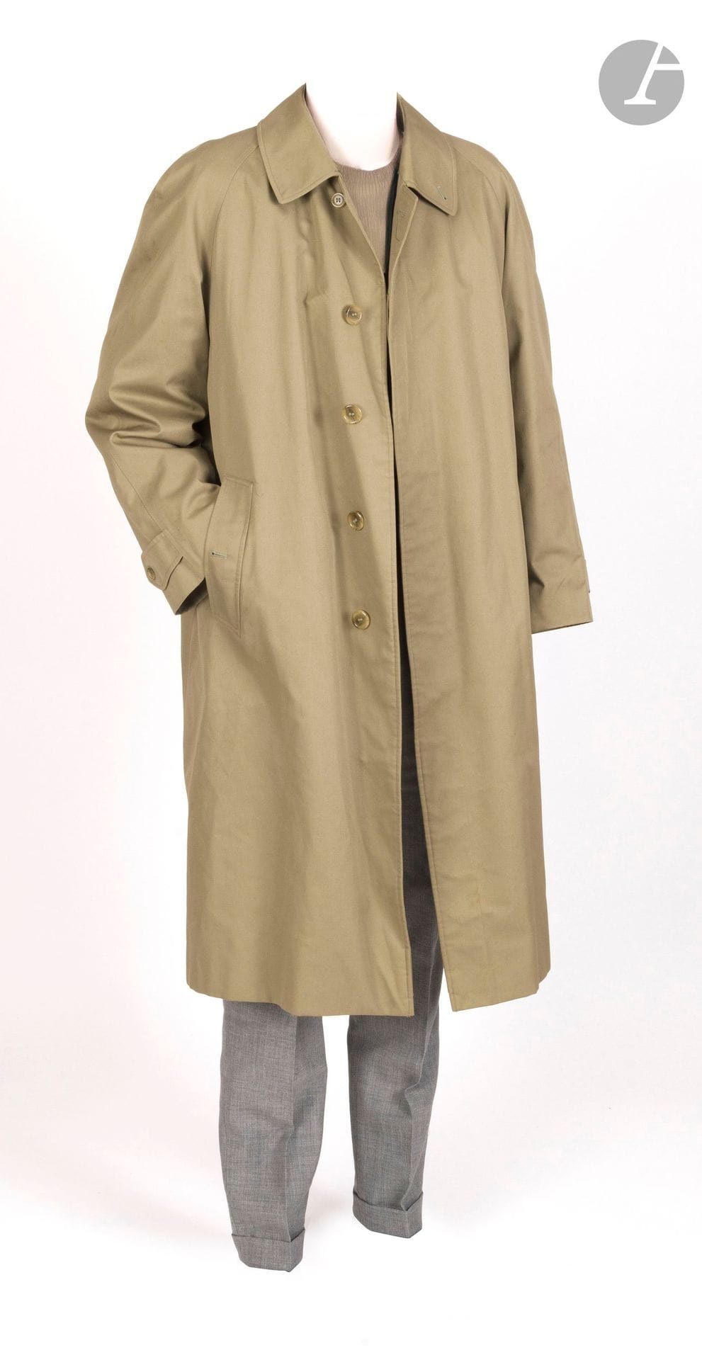 BURBERRYS'
Men's trench coat in green gabardine. T.50 shown (stains)