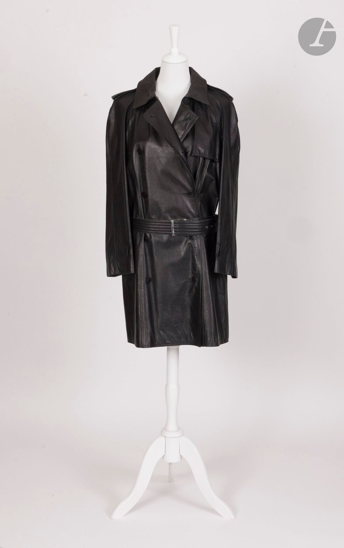 PACO RABANNE
Manteau type trench en veau noir, avec sa ceinture et ses pattes de serrage aux manches. T.40-42 environ
(légères usures au col)