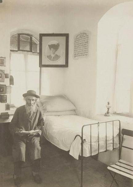 [PHOTOGRAPHIE] - TSADOK BASSAN (1882-1956) Six photographies représentant des vieillards de l'hospice de Jérusalem, circa 1920. Les photos sont montées sur carton; quatre des six photos portent le cachet de Tsadok Bassan. 22 x 16 cm (2) et 17 x 11 cm (4) Déchirures mineures sur les deux photographies de grand format. Émouvantes photographies de vieillards dépourvus de tout, assis et en train d'étudier.