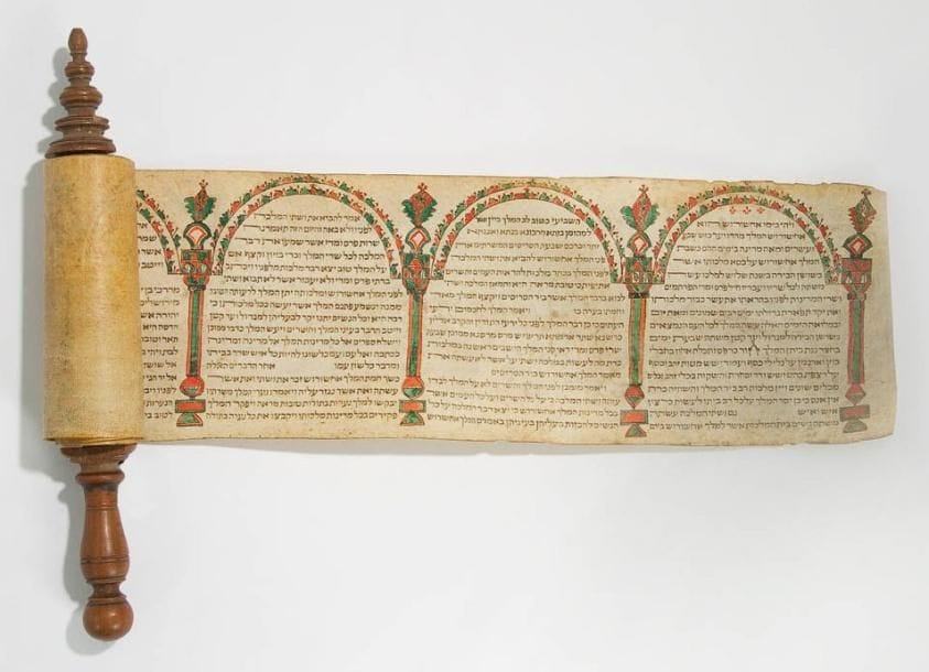 ROULEAU D'ESTHER enluminé. Manuscrit en hébreu sur parchemin monté sur un axe en bois et orné d'un décor enluminé de colonnes stylisées et d'arcatures dans lequel s'inscrit le texte. Hauteur totale: 27 cm - Hauteur parchemin: 12 cm Belle condition, ornementation demeurée très fraiche. Axe en bois présentant des manques.