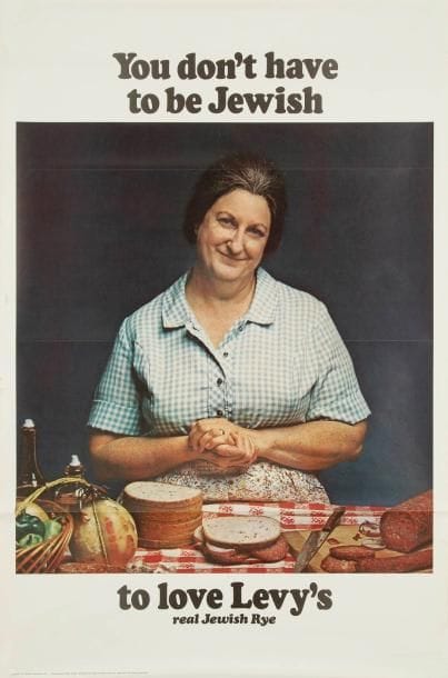 [AFFICHE PUBLICITAIRE] You don't have to be jewish to love Levy's real Jewish Rye. New York, Henry S Levy & Sons 1967-1971. Affiche imprimée, 115 x 75 cm La Cuisinière, 1967. (Plis, déchirures sur les bords).