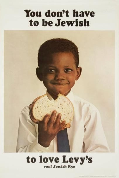 [AFFICHE PUBLICITAIRE] You don't have to be jewish to love Levy's real Jewish Rye. New York, Henry S Levy & Sons 1967-1971. Affiche imprimée, 115 x 75 cm L'Enfant afro Américain, 1967.