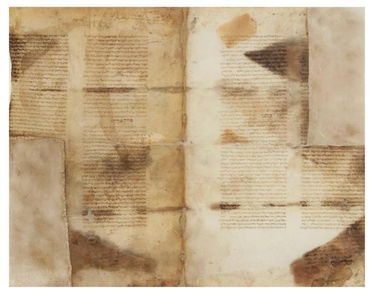 [MANUSCRIT- TALMUD] Très ancien manuscrit en araméen sur parchemin. Écrit recto-verso. Écriture carrée orientale au calame. Provient d'une reliure. Commentaires de Rif sur le Talmud, traité Baba Kama, chapitre 9. Probablement XIIe ou XIIIe siècle. Rousseurs, restaurations, déchirures et manques. 55 x 47,5 cm Il s'agit d'une feuille des Hilkhot Ha-Rif, important recueil composé par le Rabbin Ytshak Elfassi, plus connu sous son acronyme, Rif, et qui a vécu en Afrique du Nord et en Espagne au XIe siècle (1013-1103). Le texte semble présenter quelques variantes par rapport au texte figurant dans l'édition de Vilna.